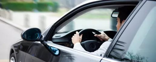נהגים מבצעים יותר נסיעות ברכב מהעבודה מאשר נשים