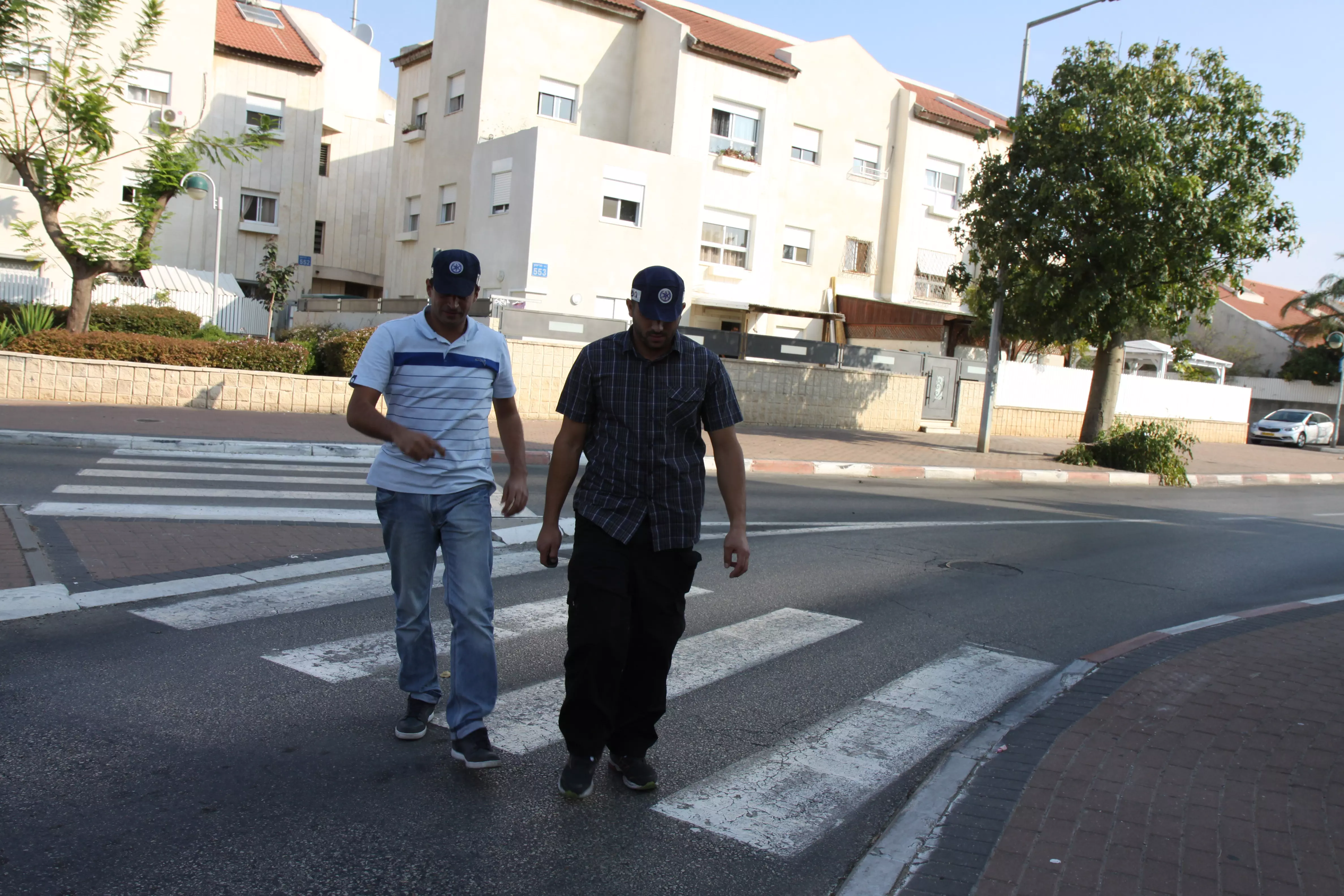 החוקרים מגיעים לבית אביו של אחד החשודים