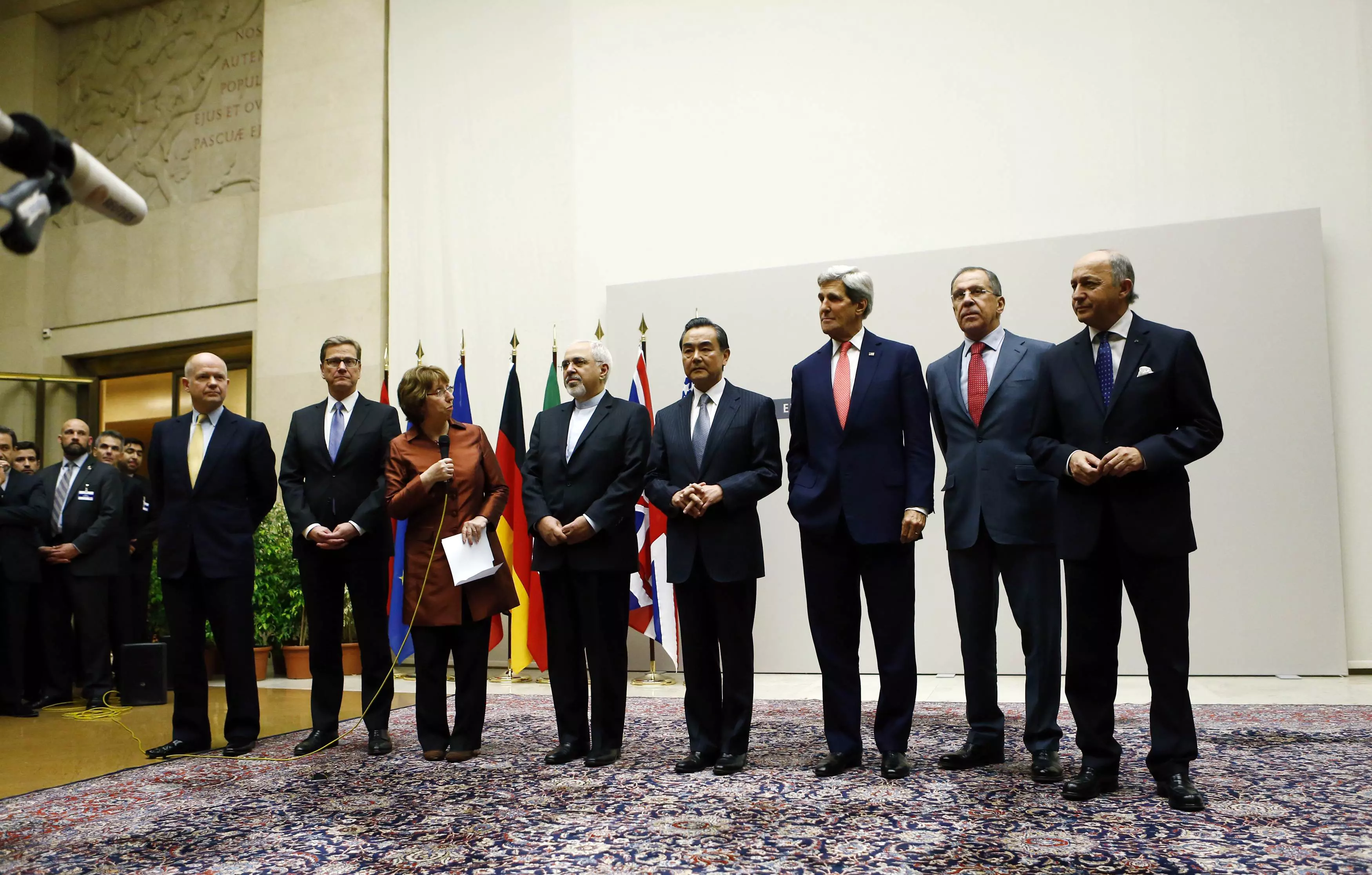 שרי החוץ של איראן ושל המעצמות לאחר חתימת הסכם הביניים, נובמבר 2013