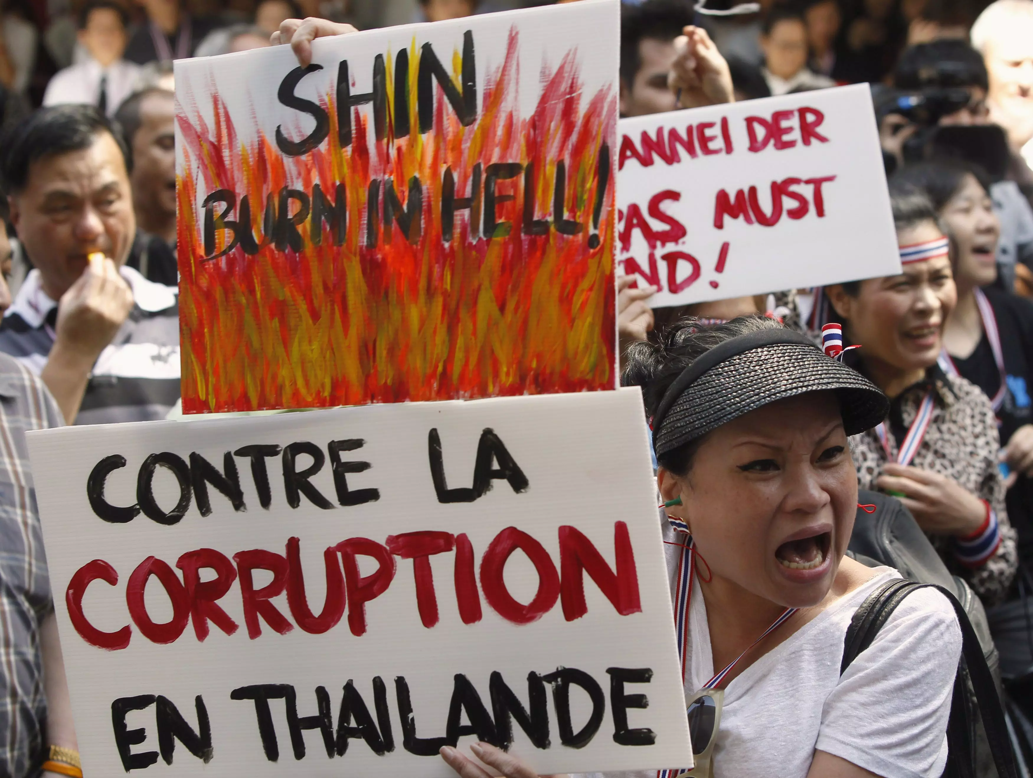 המפגינים טוענים שראשת ממשלת תאילנד היא "בובה" של אחיה, ראש הממשלה המודח