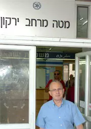 מנכ"ל פלאפון, יעקב גלברד, יוצא מחקירתו. טען שלא היה מעורב בדבר