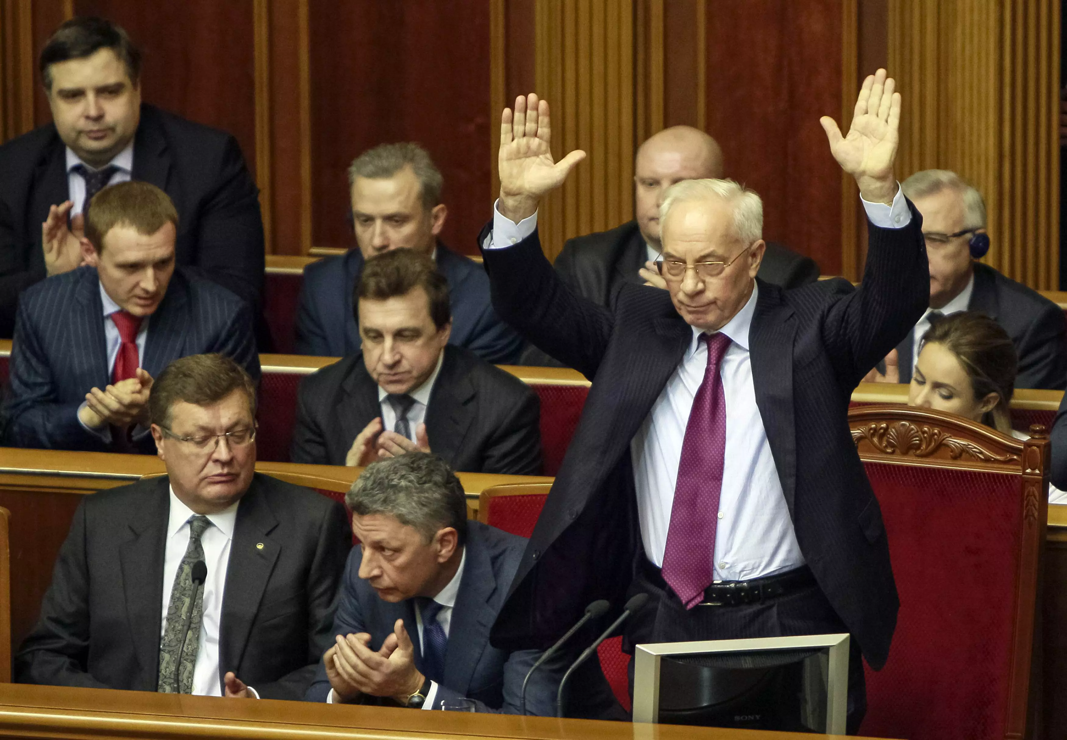 ספג קריאות בוז. ראש הממשלה האוקראיני מיקולה אזרוב בפרלמנט, היום