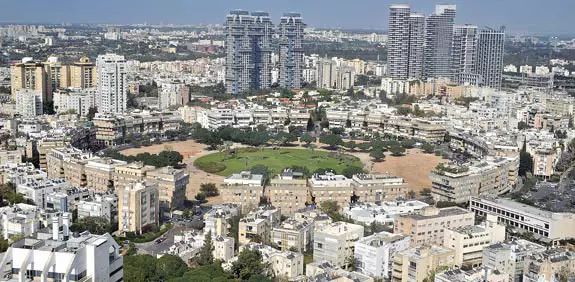 במעגל הפנימי של הכיכר יוקמו 3 מגדלי מגורים בני 25 קומות ו-387 דירות, וכן קניון מסחרי בשטח 11 אלף מ"ר