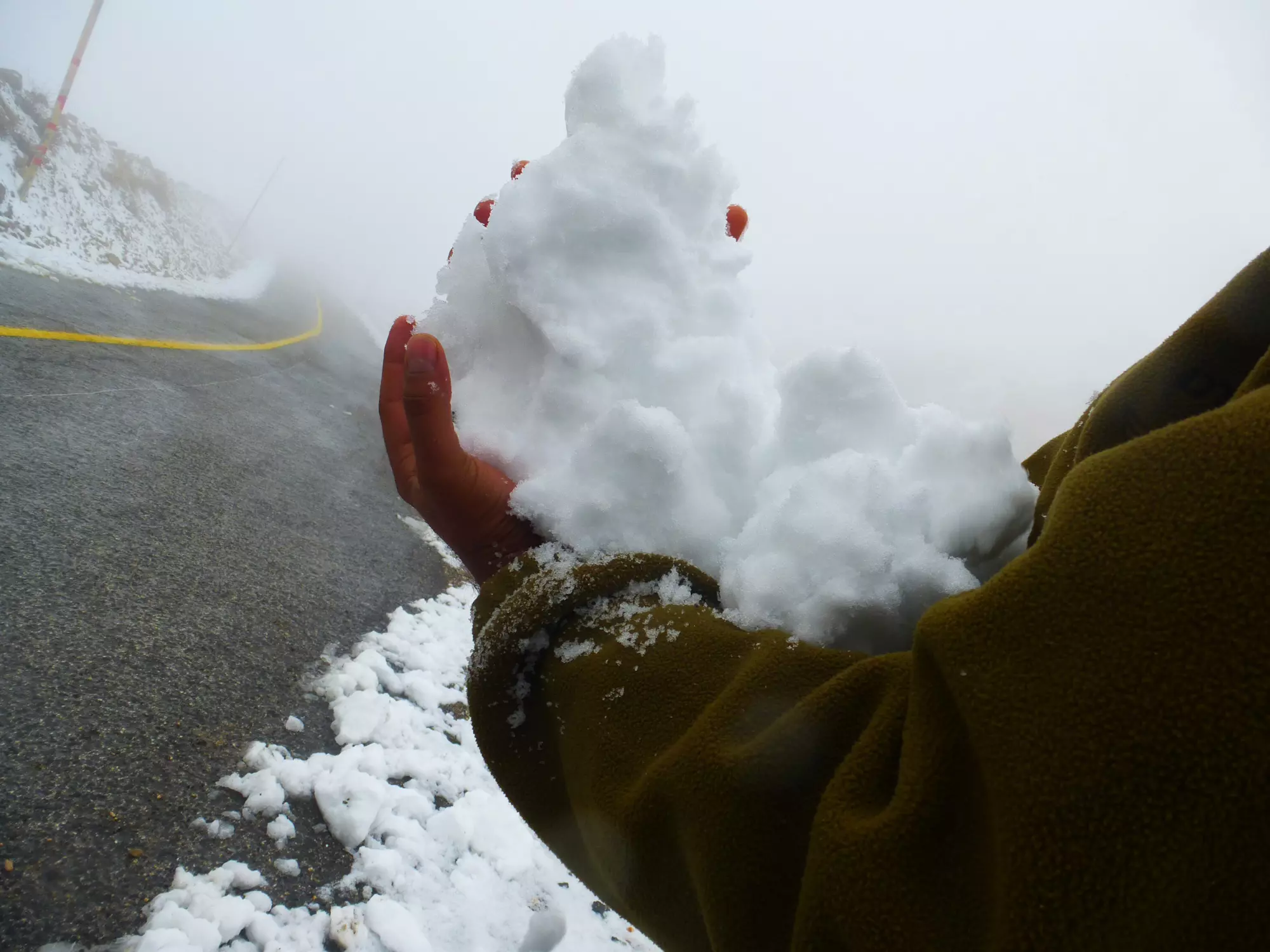 חייל אוחז בשלג בחרמון, שבוע שעבר