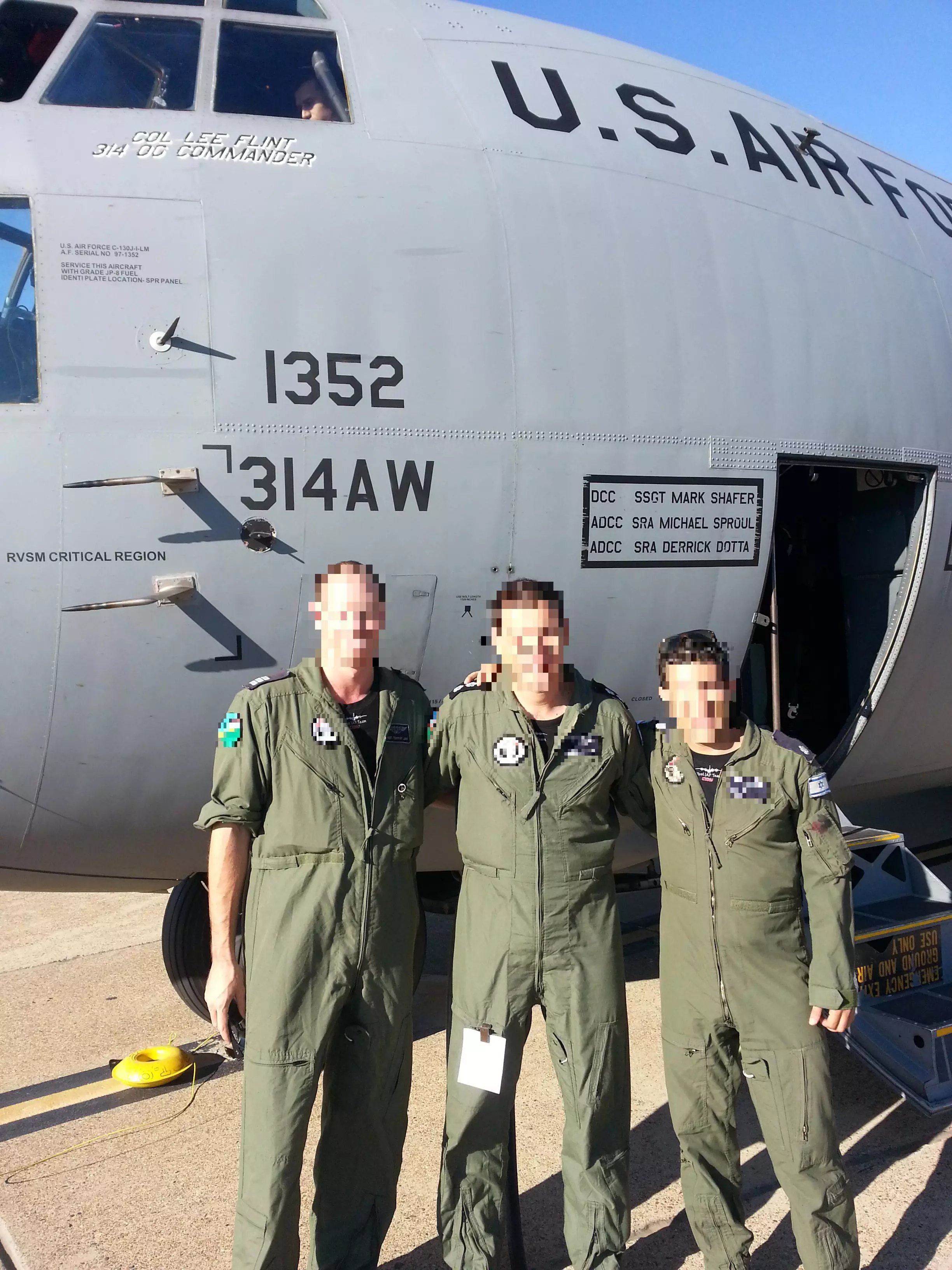 צוות הטייסת על רקע המטוס בארה"ב