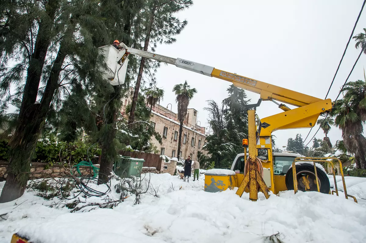 עובדי ציבור או עובדי קבלן. עובד חברת החשמל בסוף השבוע