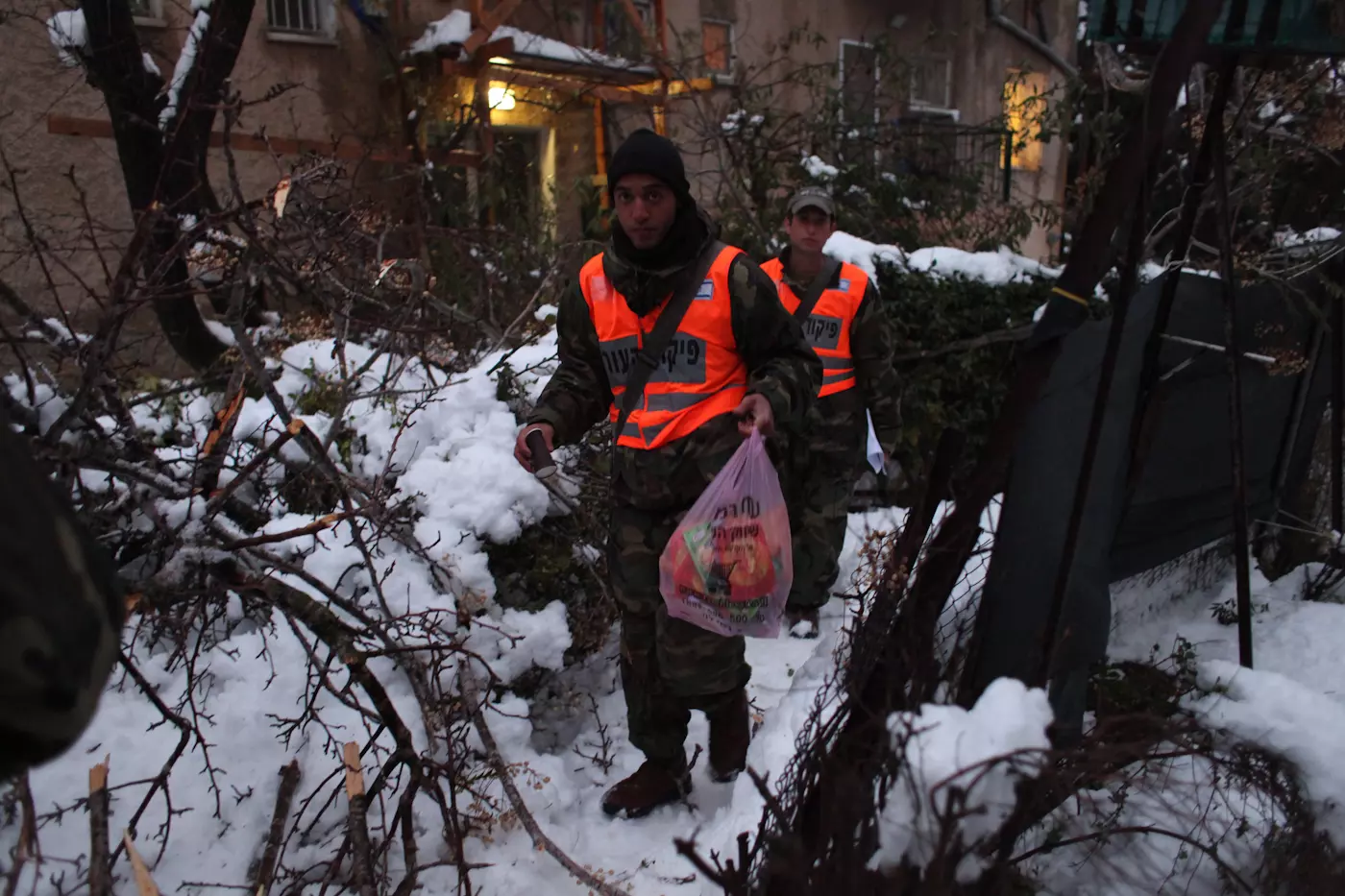 עשרות אלפי בתים עדיין מנותקים. כוחות הביטחון בפעולות סיוע בירושלים, אמש