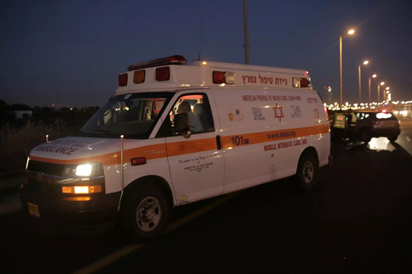 גבר כבן 40 נהרג מפגיעת מכונית כשירד לתקן גלגל בכביש 1 לכיוון ירושלים. 20 בדצמבר 2013
