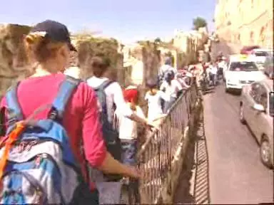 תלמידים יהודים בטיול שנתי בירושלים. בקרוב בכפרים הנטושים?