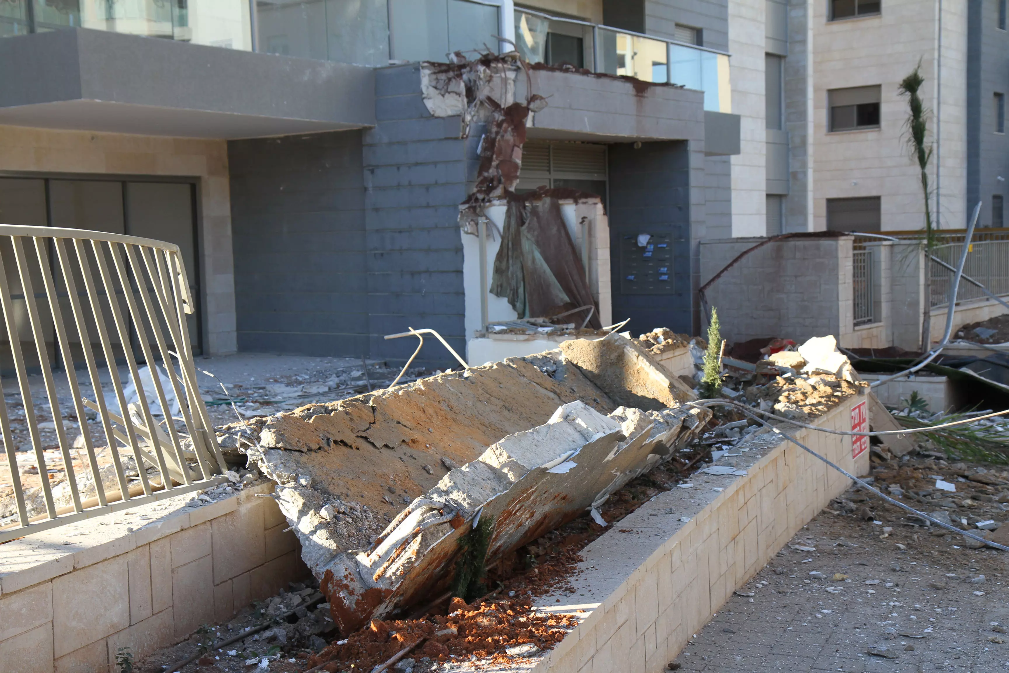 מרפסות קרסו בבניין מגורים בחדרה, 23 בדצמבר 2013