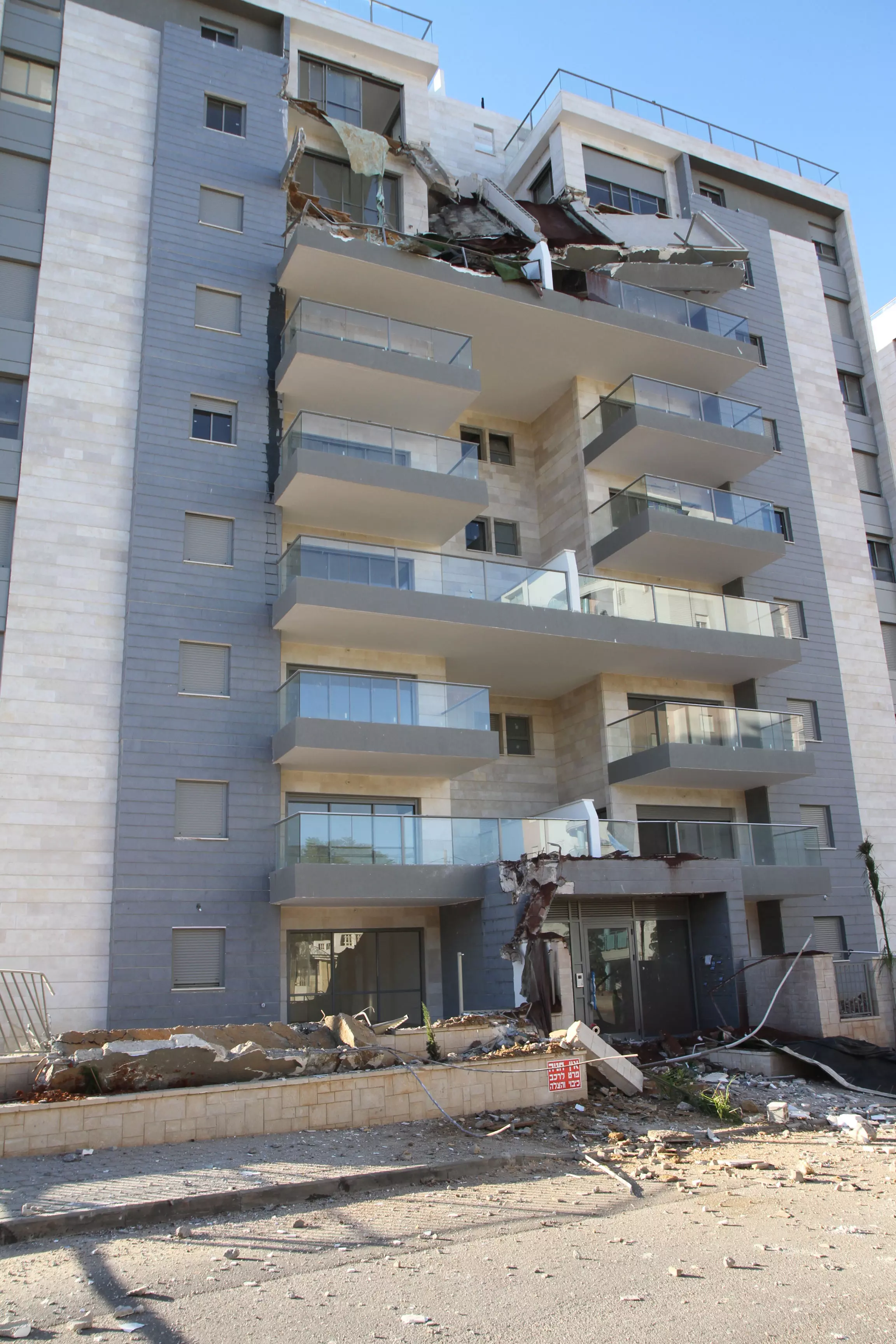 מרפסות קרסו בבניין מגורים בחדרה, 23 בדצמבר 2013