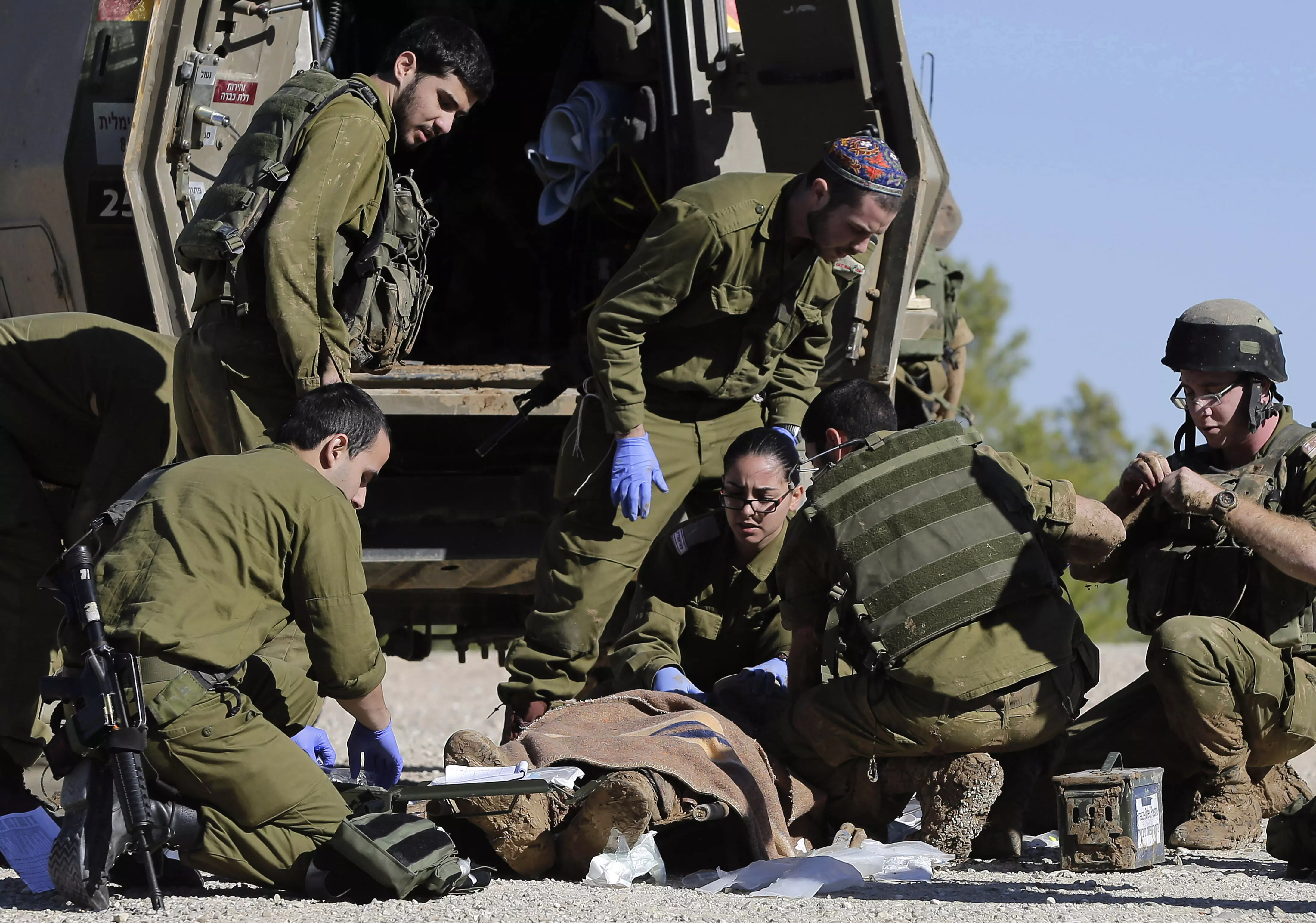 הטיפול בעובד משרד הביטחון שנפדגע מהירי אתמול, לפני שנקבע מותו