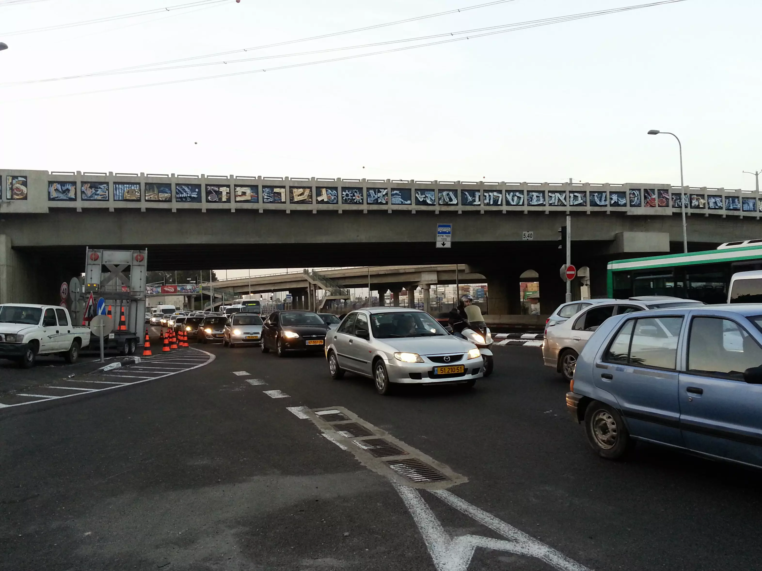 עומס תנועה גדול בכניסה לחיפה, 27 בדצמבר 2013
