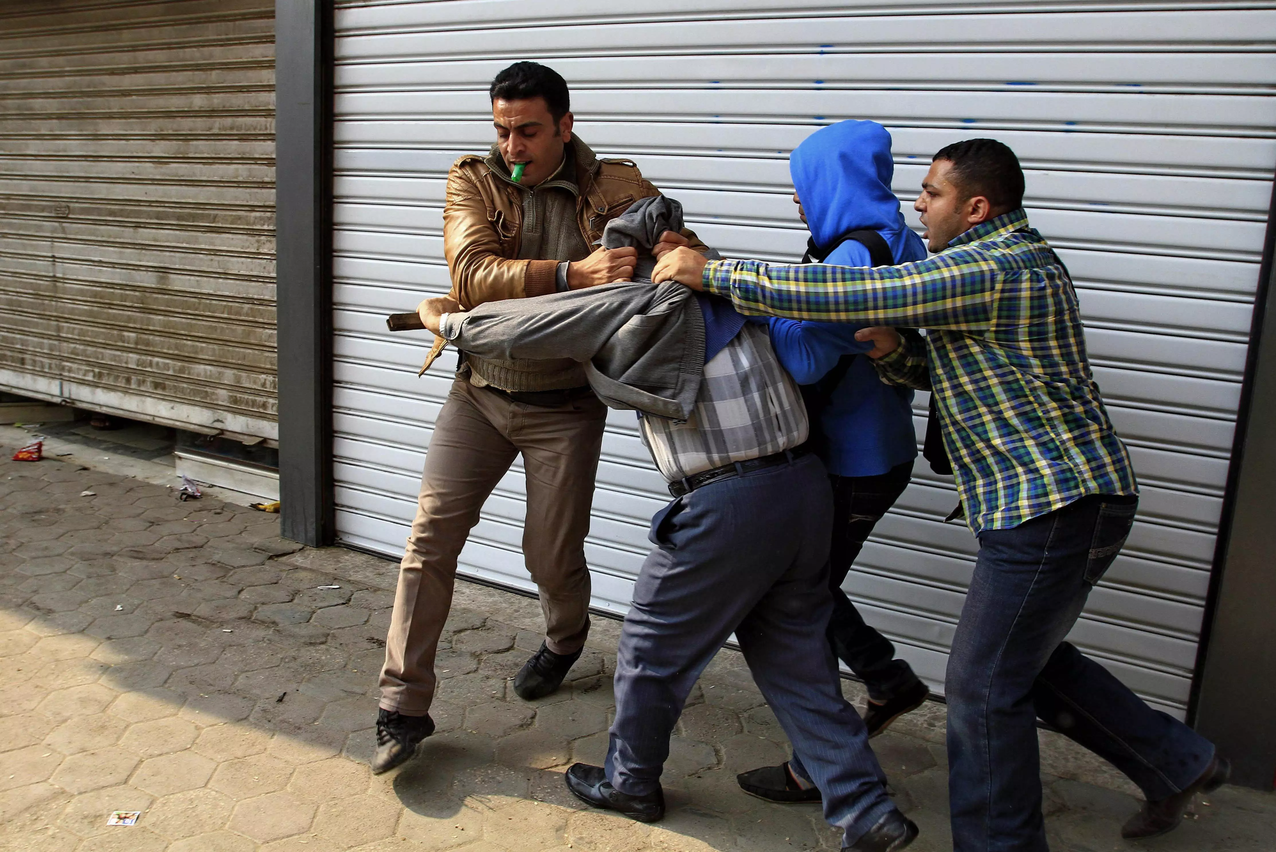 המפגינים יידו אבנים, השוטרים ירו. עימותים בקהיר, אתמול