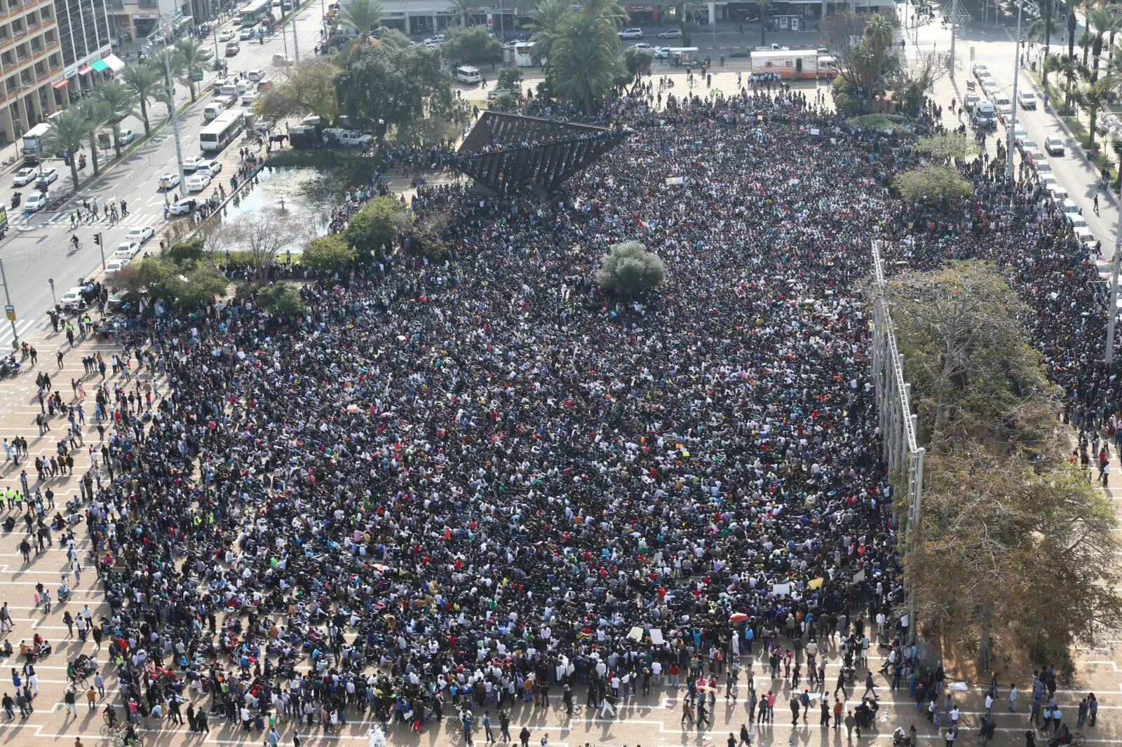 אלפי מבקשי מקלט, בצהריים בכיכר רבין בתל אביב