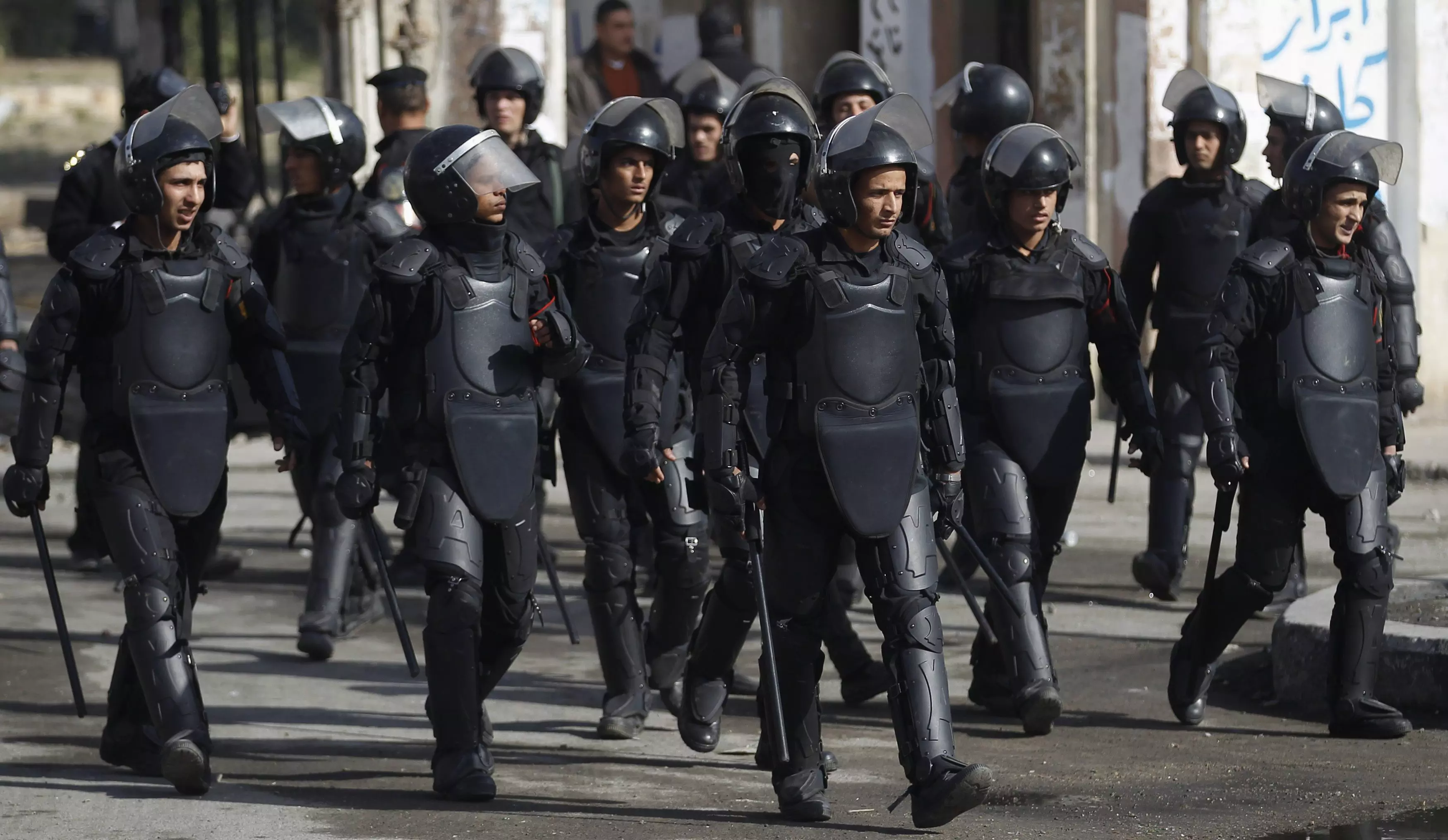 האווירה ברחובות מזכירה הכנות למלחמה. שוטרים בהפגנת תמיכה במורסי