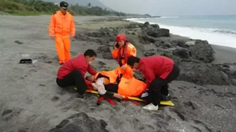 כוחות ההצלה מעניקים טיפול על החוף לצ'אנג