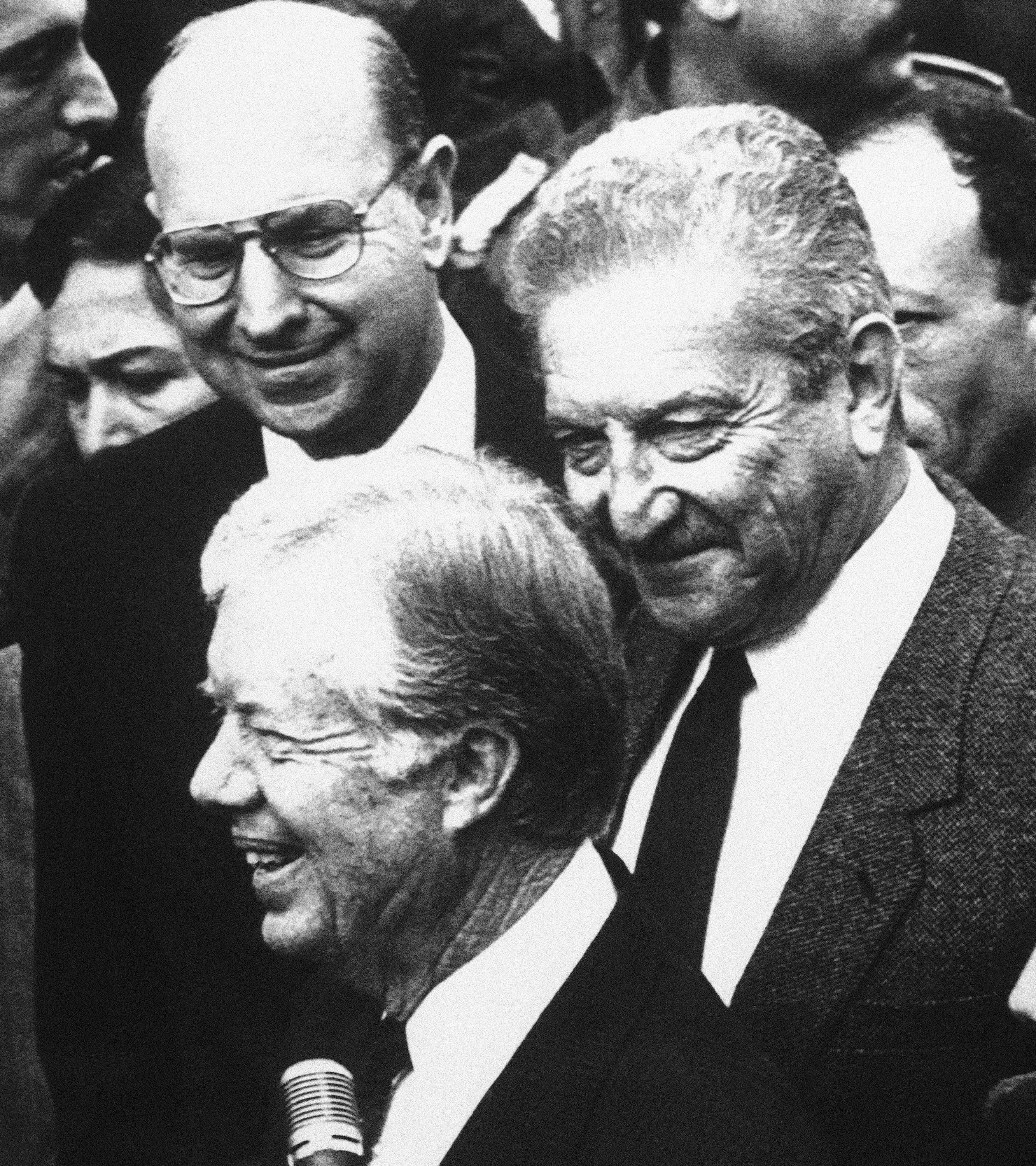 תומס פיקרינג, מאחור, עם עזר ויצמן וג'ימי קרטר בגשר אלנבי, 1987