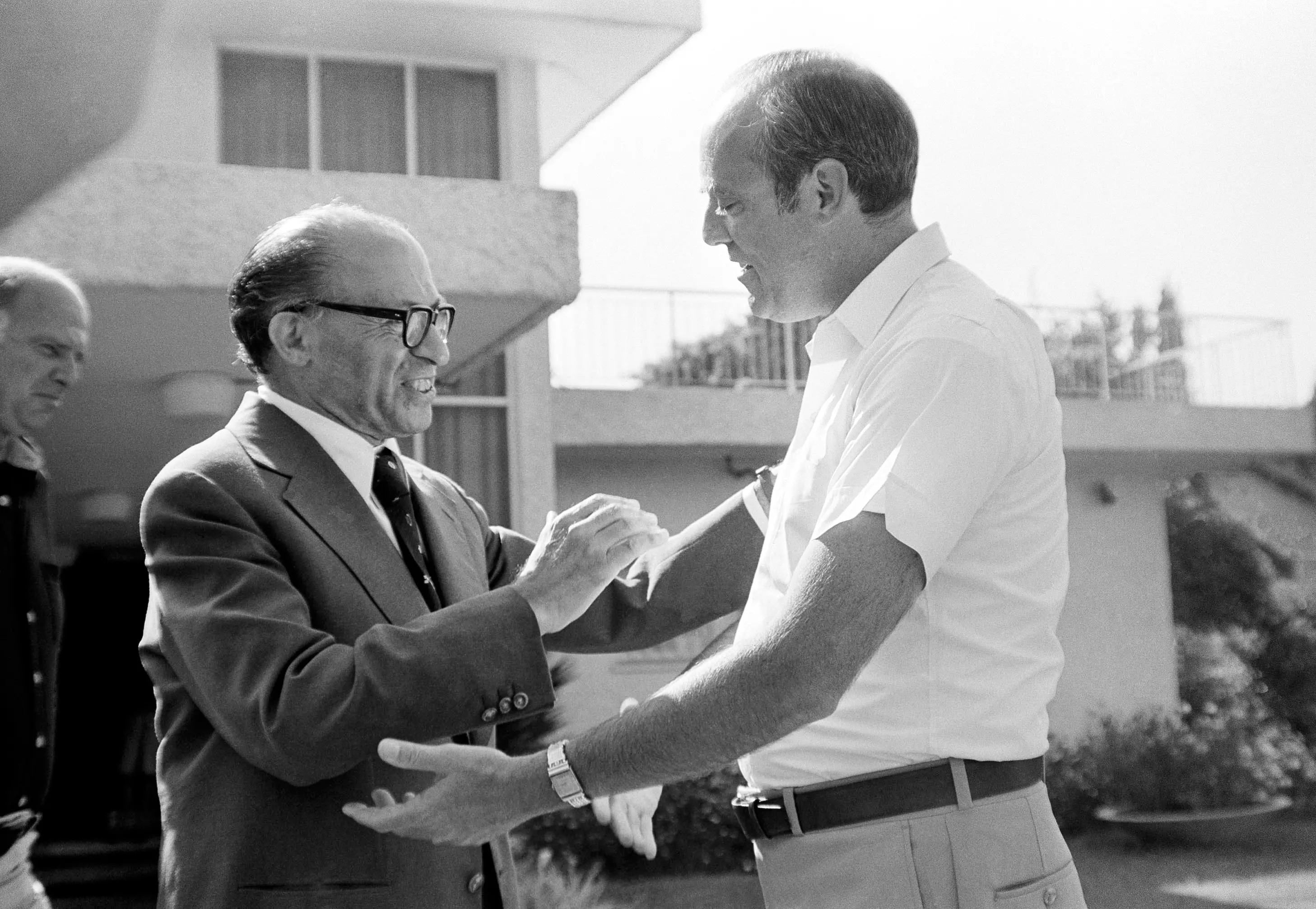 סם לואיס ומנחם בגין, 1977