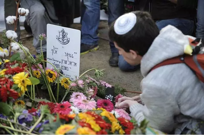 "עוגה טעימה ויפה שרוססה ברעל". קברו של אריאל שרון