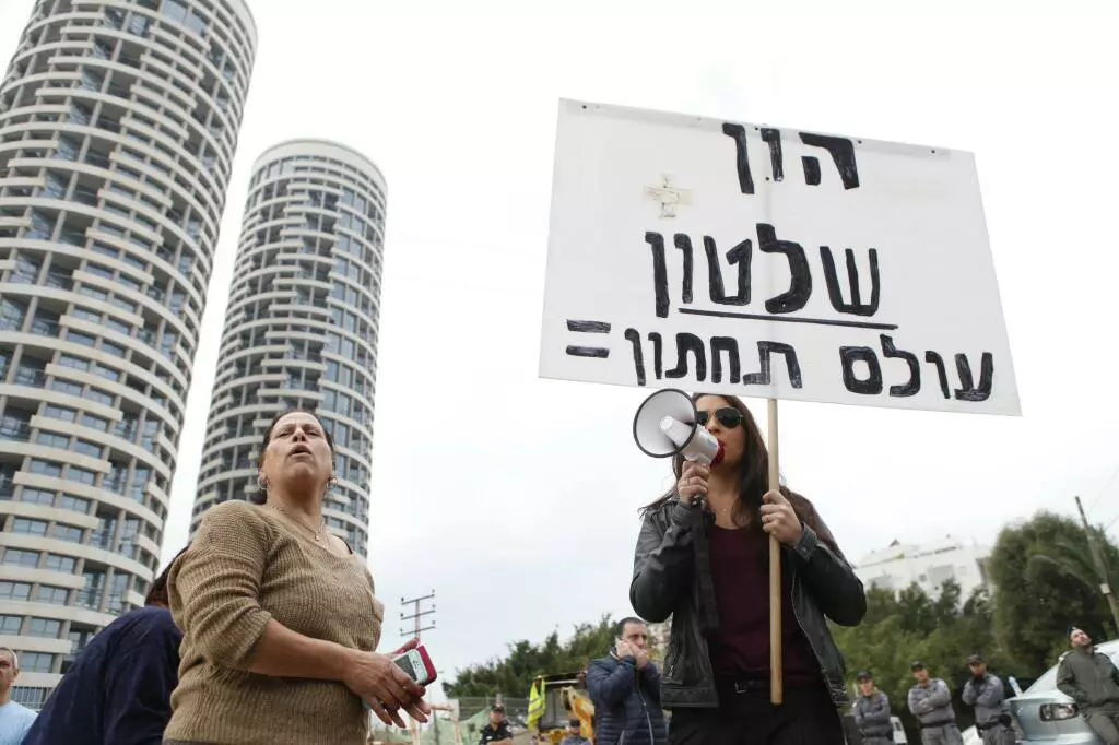 הסכסוך המתוקשר שבין תושבי השכונה לבין יצחק תשובה, הראשון שרוצה לממש את הבנייה על הקרקע, זכה להד ציבורי