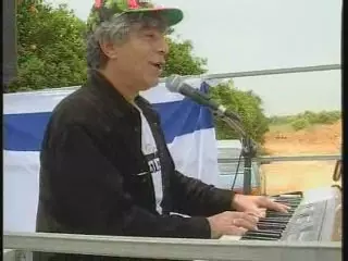 זילבר בהפגנת מתנגדי ההתנתקות. חושש מגירוש