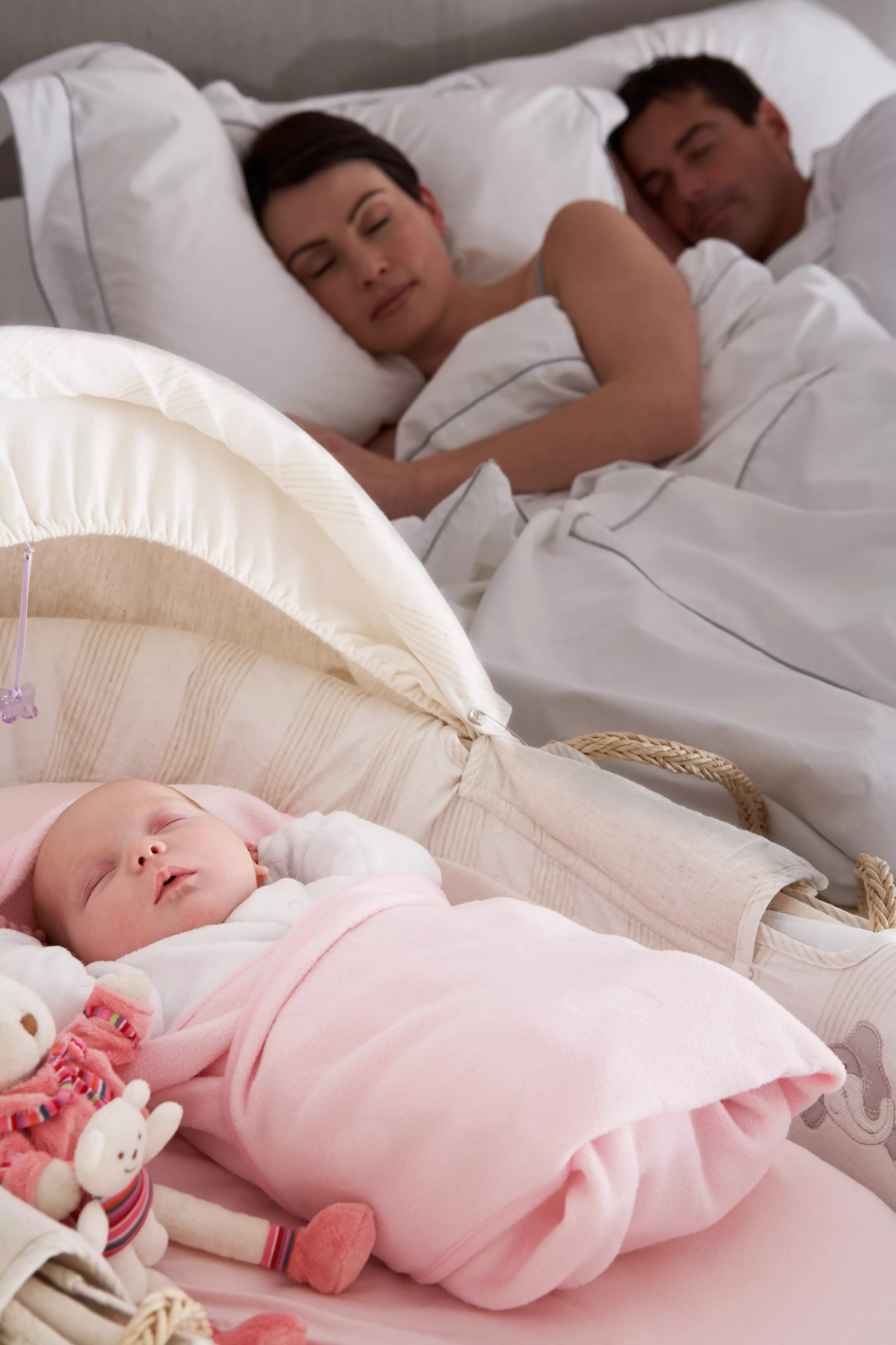 בחודשים הראשונים לחייו של התינוק הוא ישן לרוב בחדר ההורים. השאלה מה קורה אחרי זה