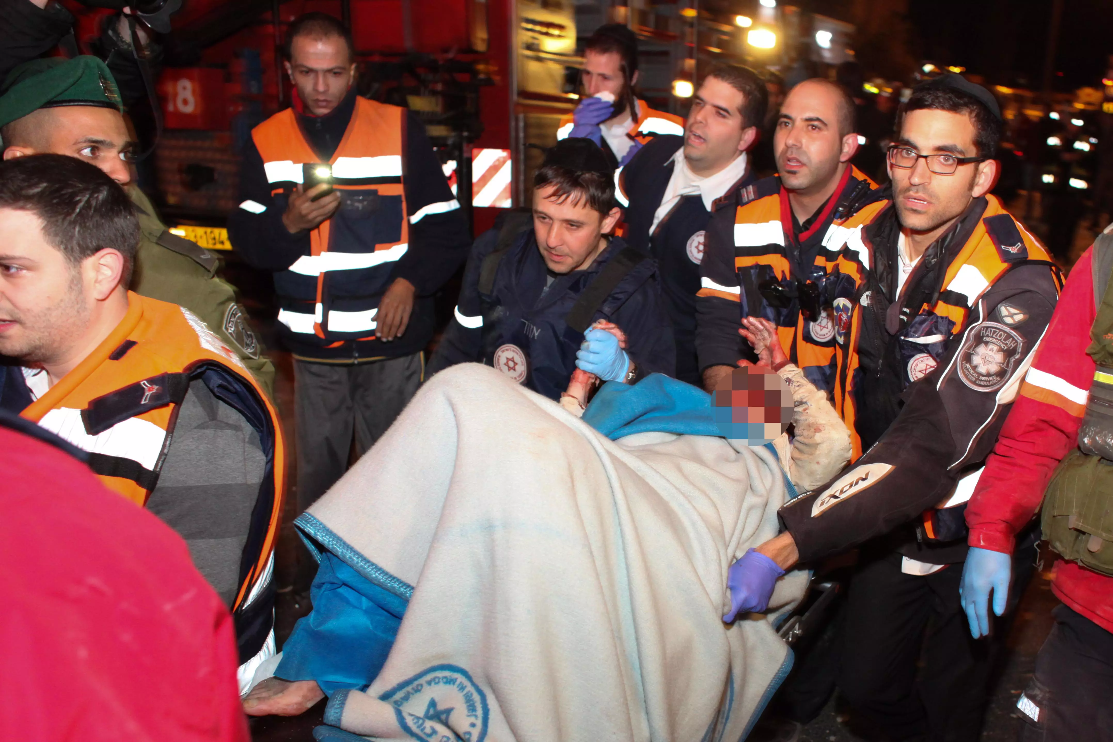 "שכבה יותר משעה תחת הריסות". צוותי הצלה מחלצים נפגעים בפיצוץ מירושלים