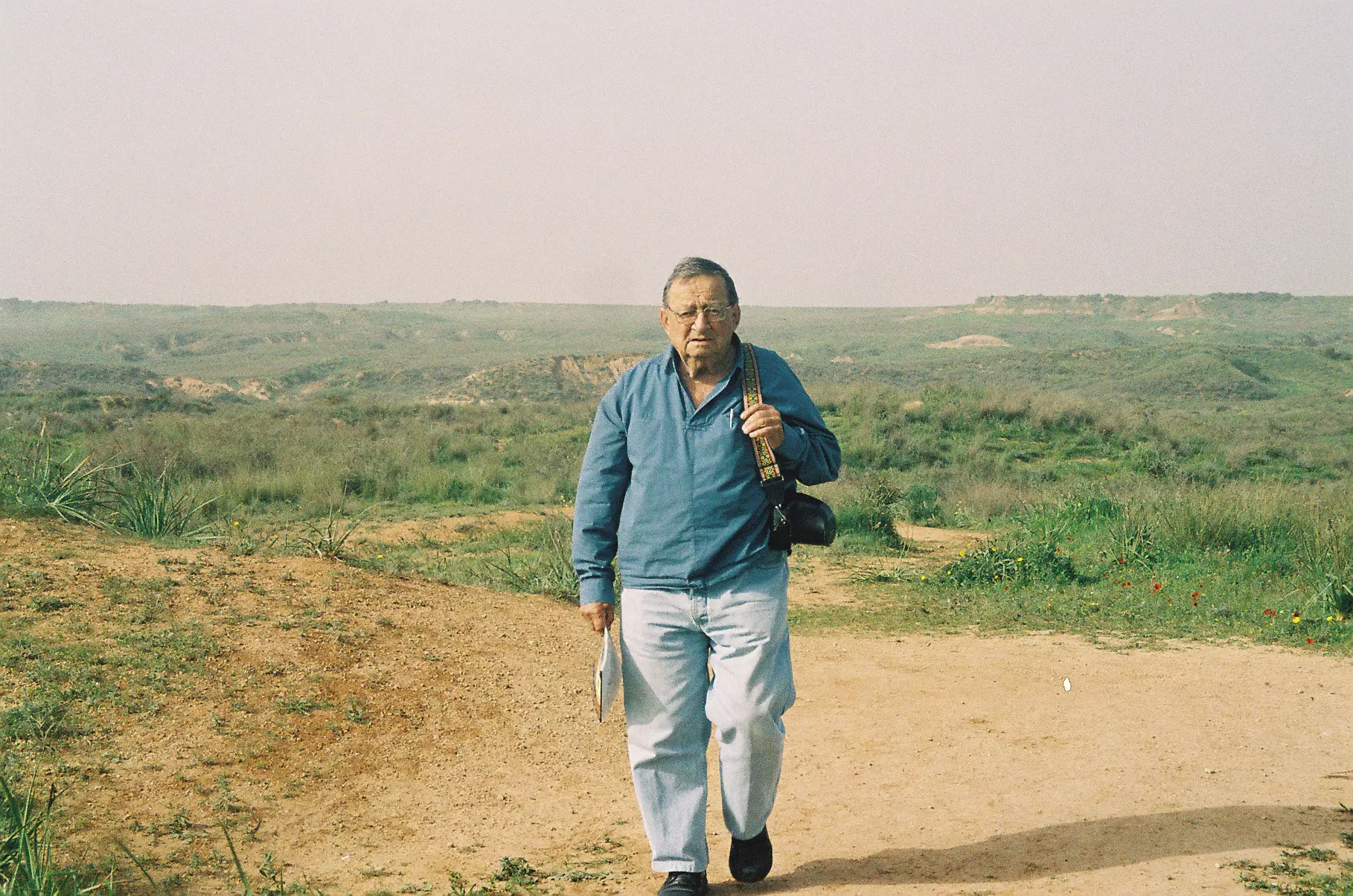 עזריה אלון בטיול בנגב, 2006.