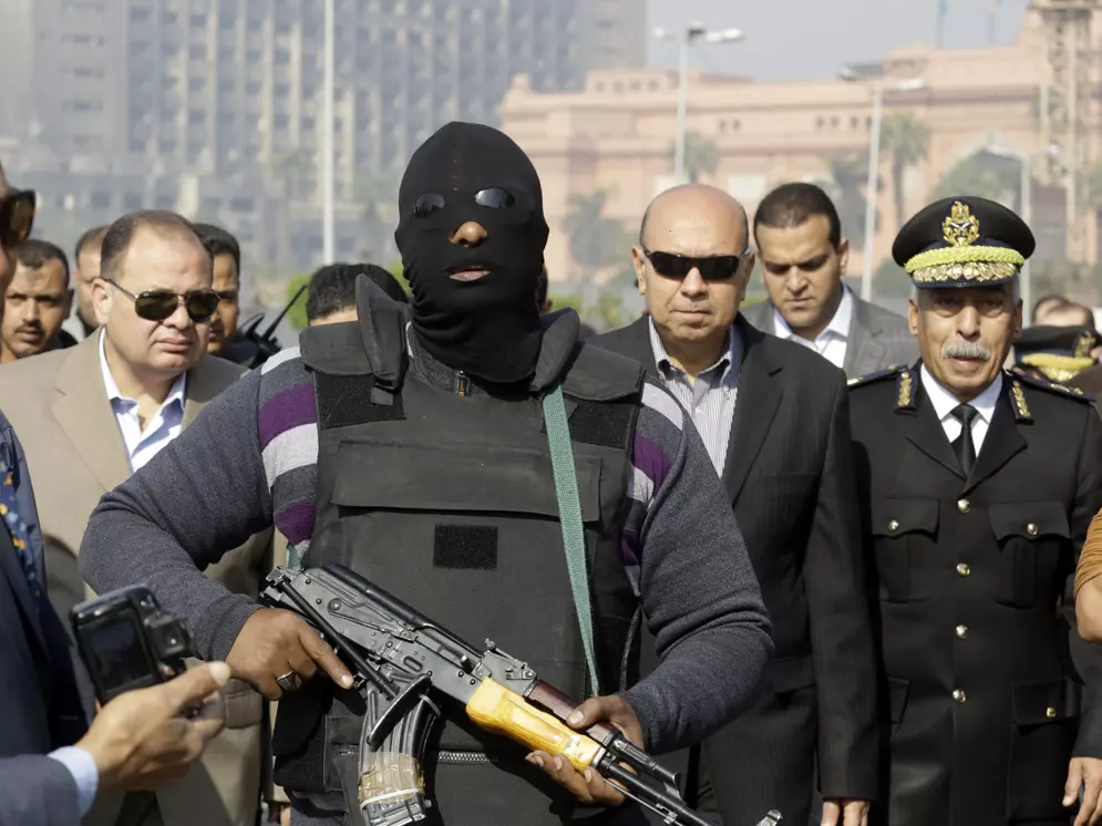 שוטר בקהיר בסוף השבוע האחרון, יום השנה השלישי להדחת מובארק