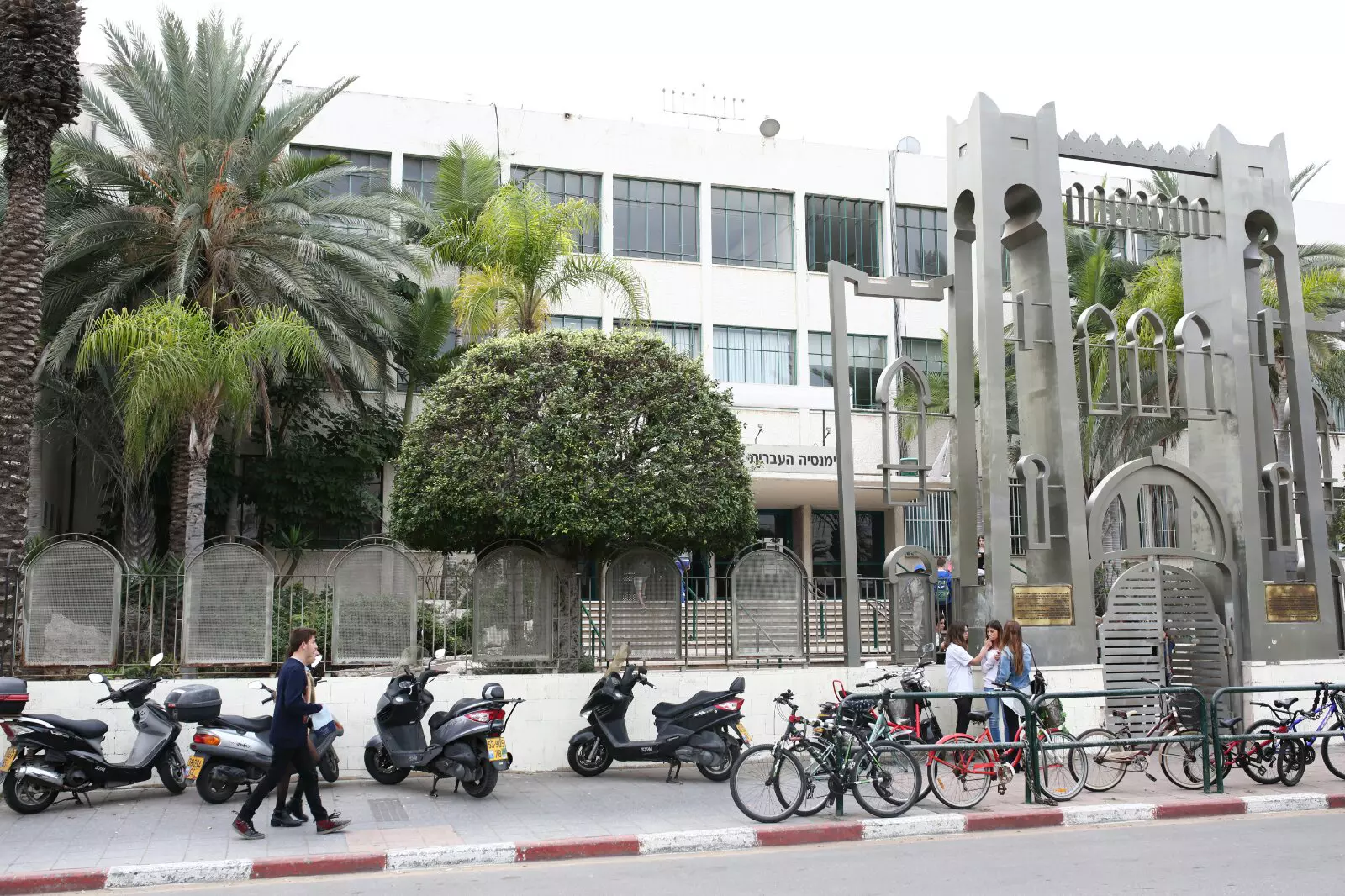 חרף ההצהרות, כדי להיכנס לבית הספר צריך לשלם המון. הגמנסיה הרצליה בתל אביב
