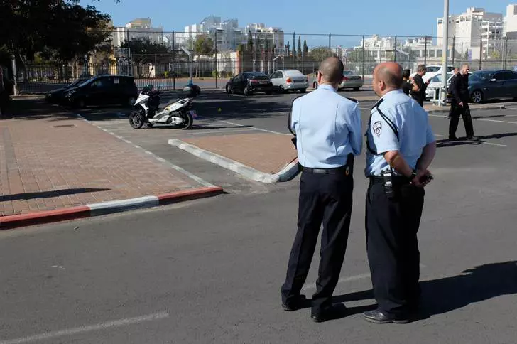 המשטרה מחפשת אחר החשודים בדקירה