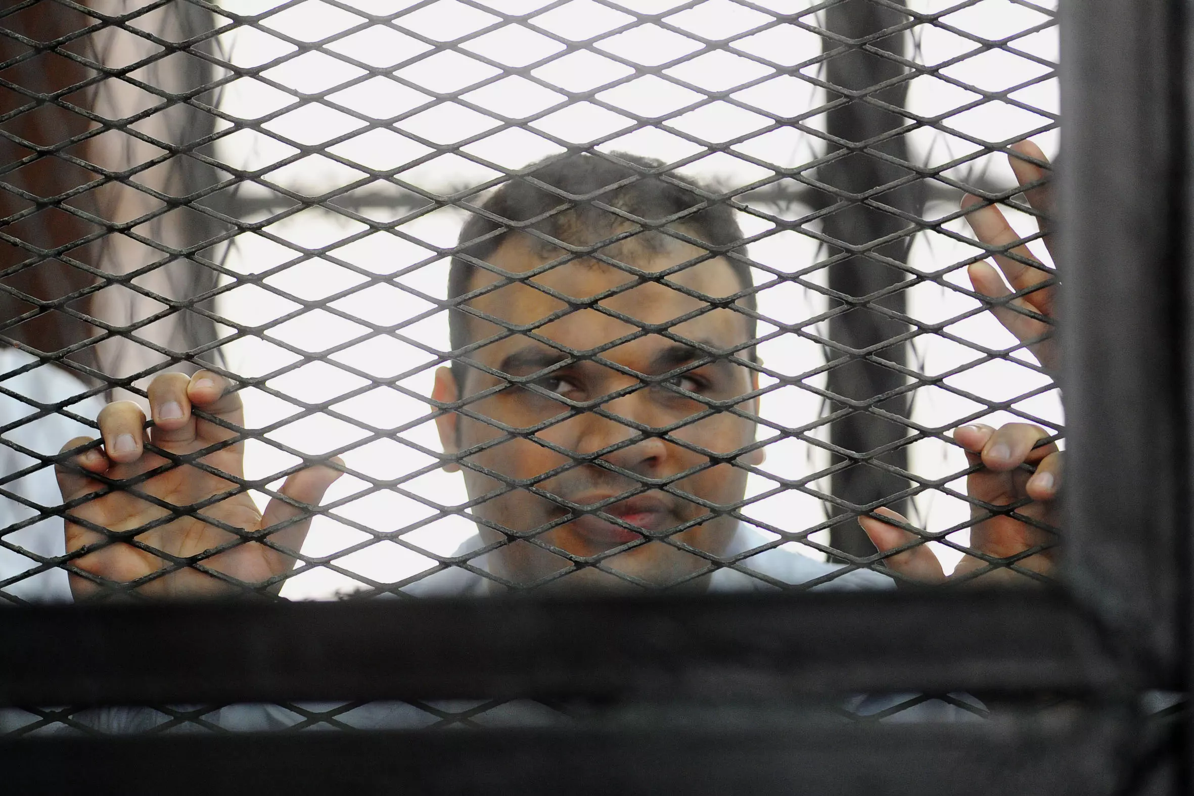 צלם אל-ג'זירה, מוחמד בדר, אזרח בריטי המואשם בסיוע לטרור, מופיע בבית המשפט בקהיר