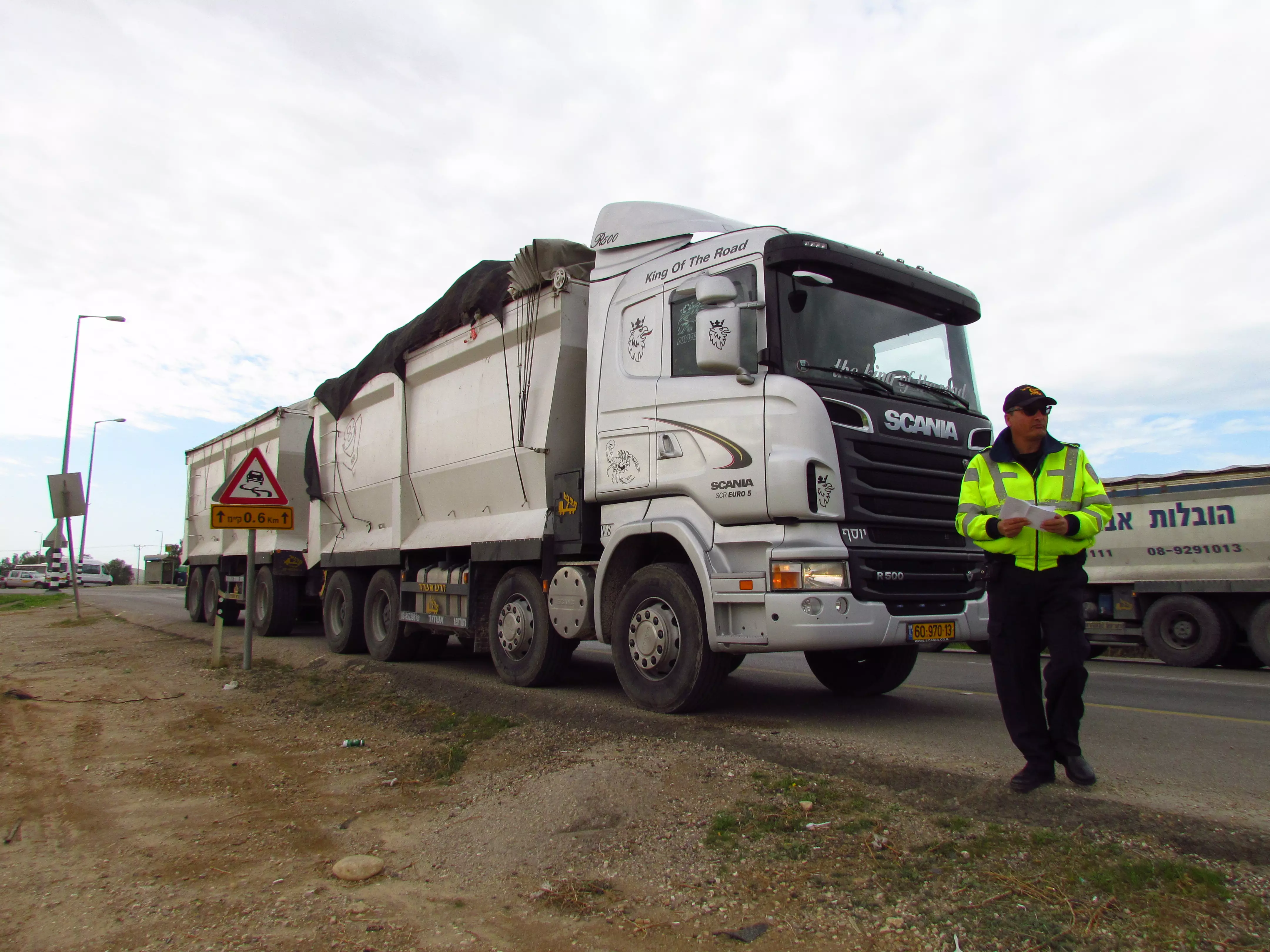מאות משאיות ביום אחד, חלק גדול מהן עם משקלים חורגים בטונות רבות מהמשקל המרבי המותר
