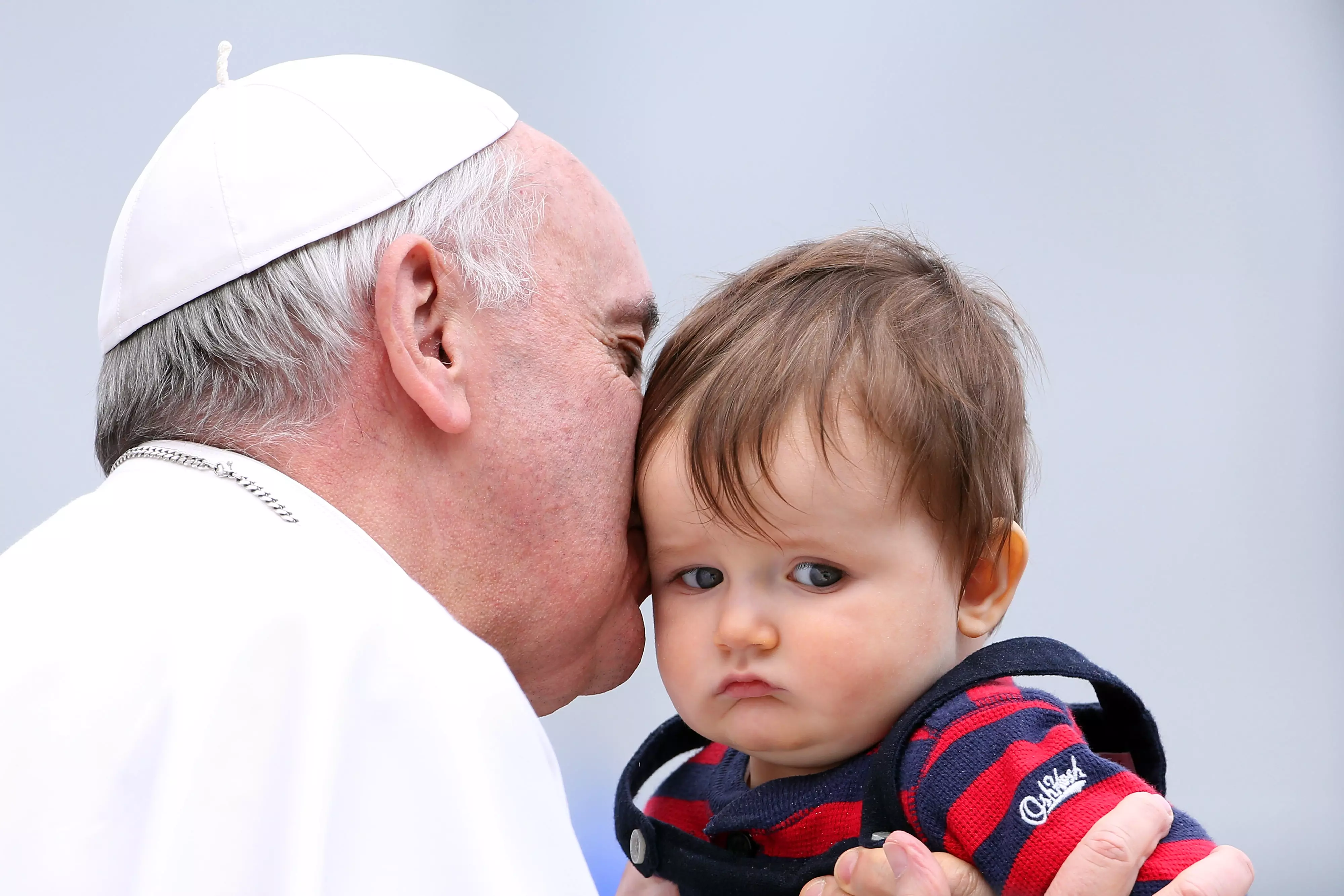 האפיפיור נושק לילד בוותיקן, בשנה שעברה