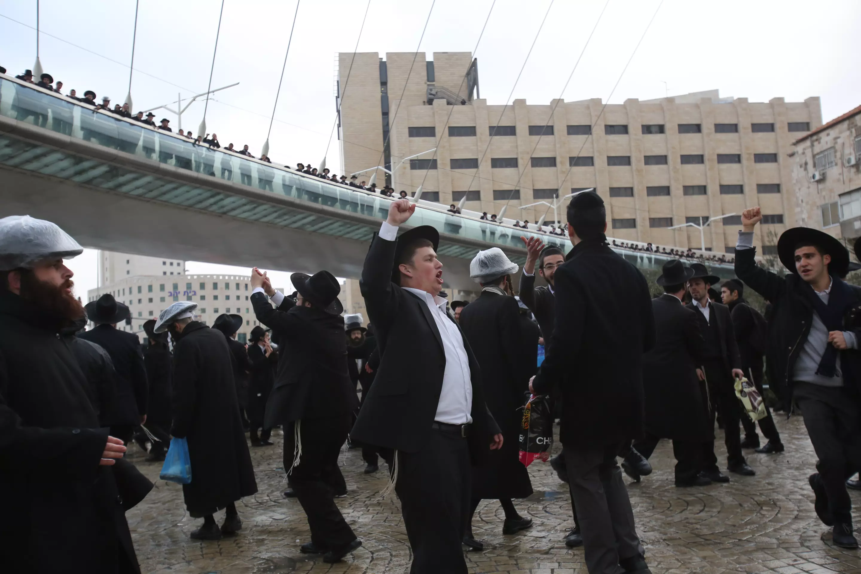 רצים אחרי האידיאולוגיה. הפגנת חרדים נגד הגיוס בכניסה לירושלים