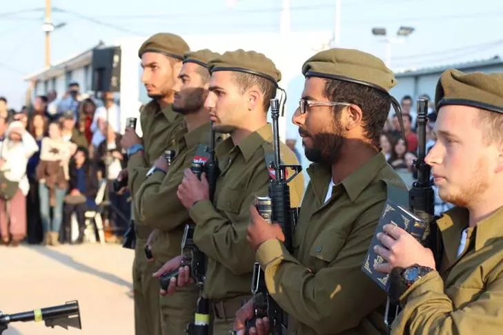 החברה החרדית עוברת תהליך יסודי של ישראליזציה. חיילים חרדים בטקס השבעה