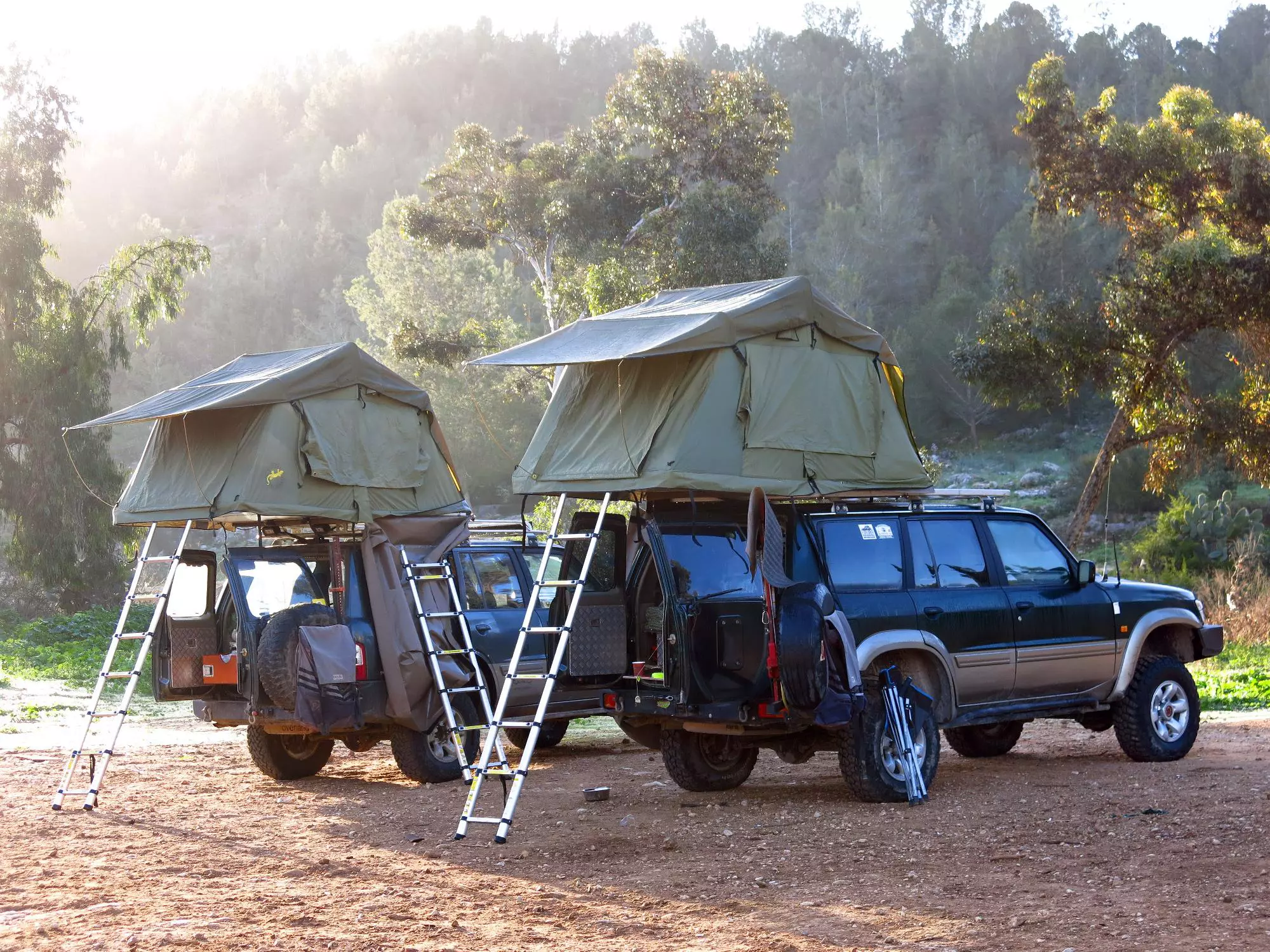 אוהלי הגג מאפשרים לג'יפאי להרגיש בבית בכל מקום. בקומת הקרקע יש מקלחת, מטבח, מקרר ושאר תפנוקים