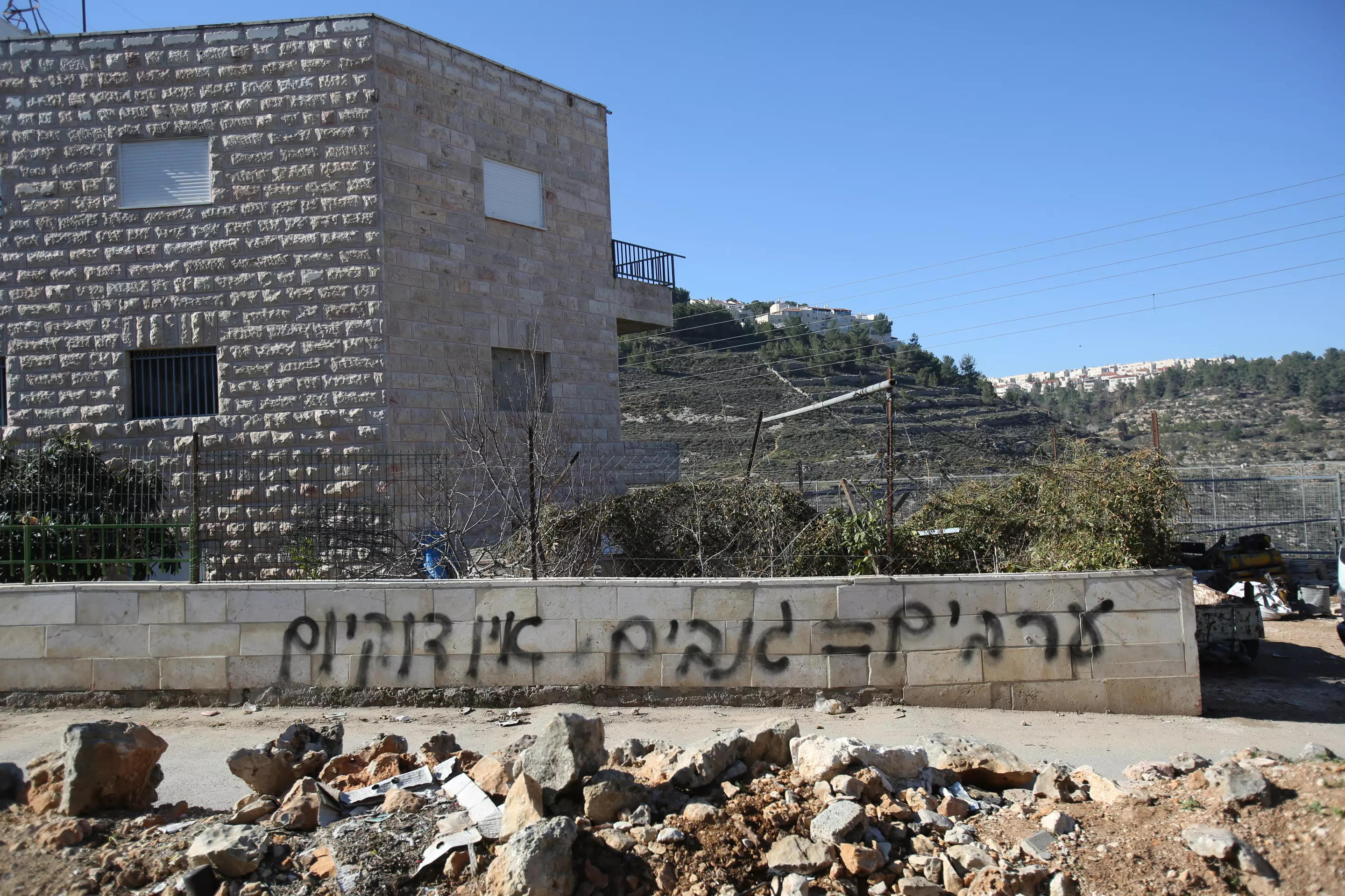 עשרות כלי רכב הושחתו