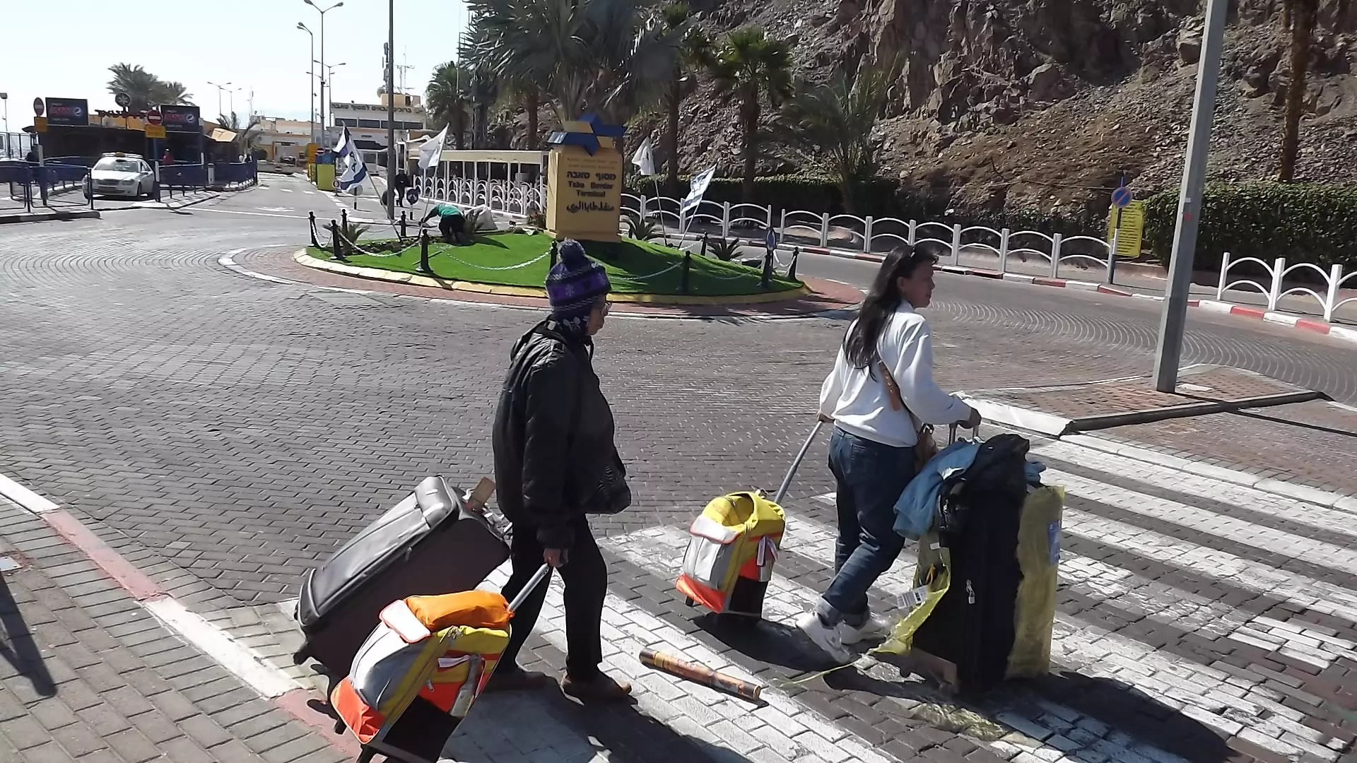 החיים חוזרים למסלולם. תיירים במעבר טאבה