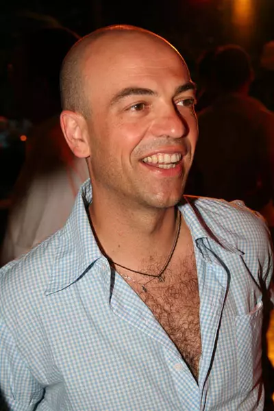 שם נר על החלון ולא נעלב. פבלו