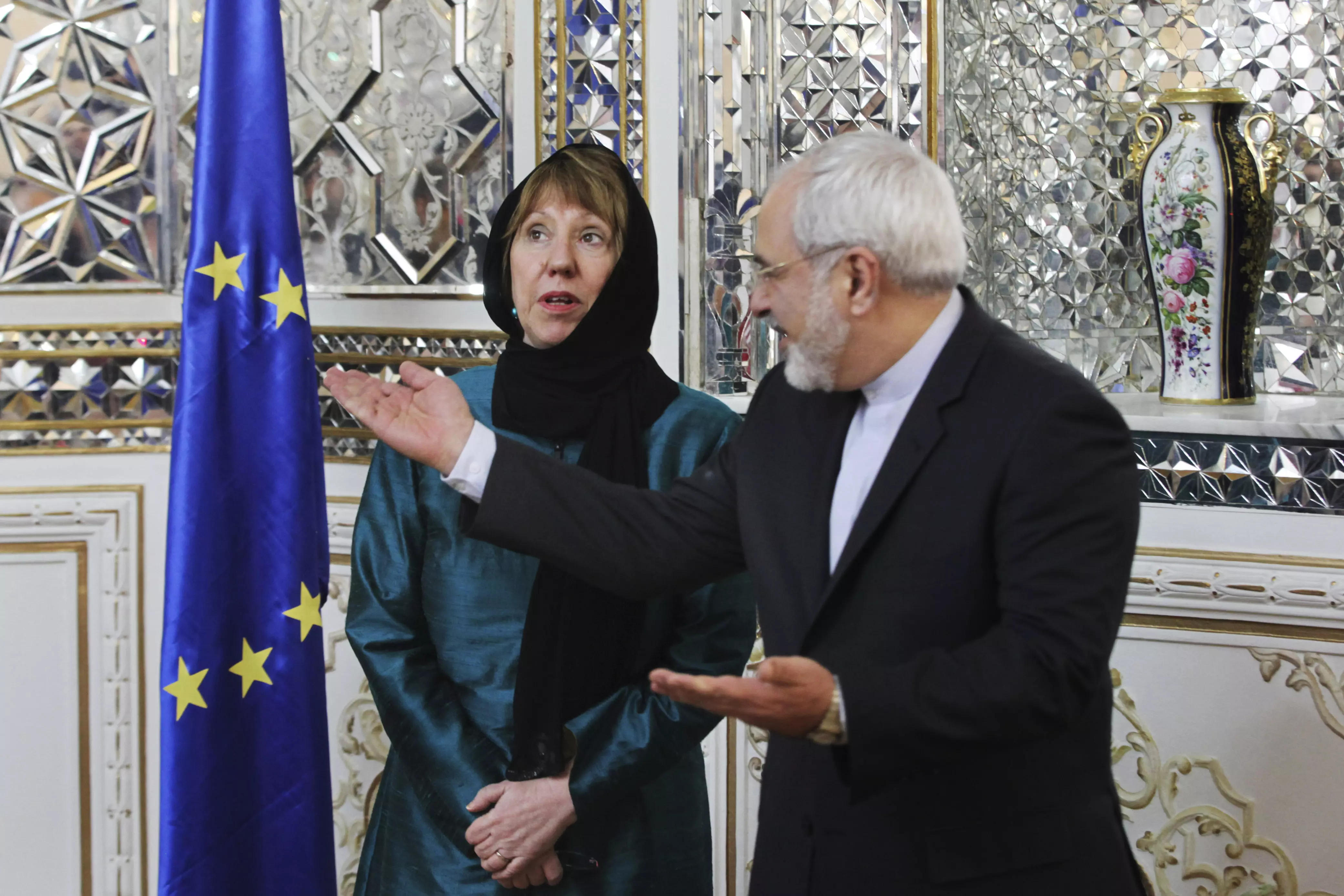 גם אותה ההיסטוריה תשפוט. אשטון עם שר החוץ האיראני זריף בטהראן