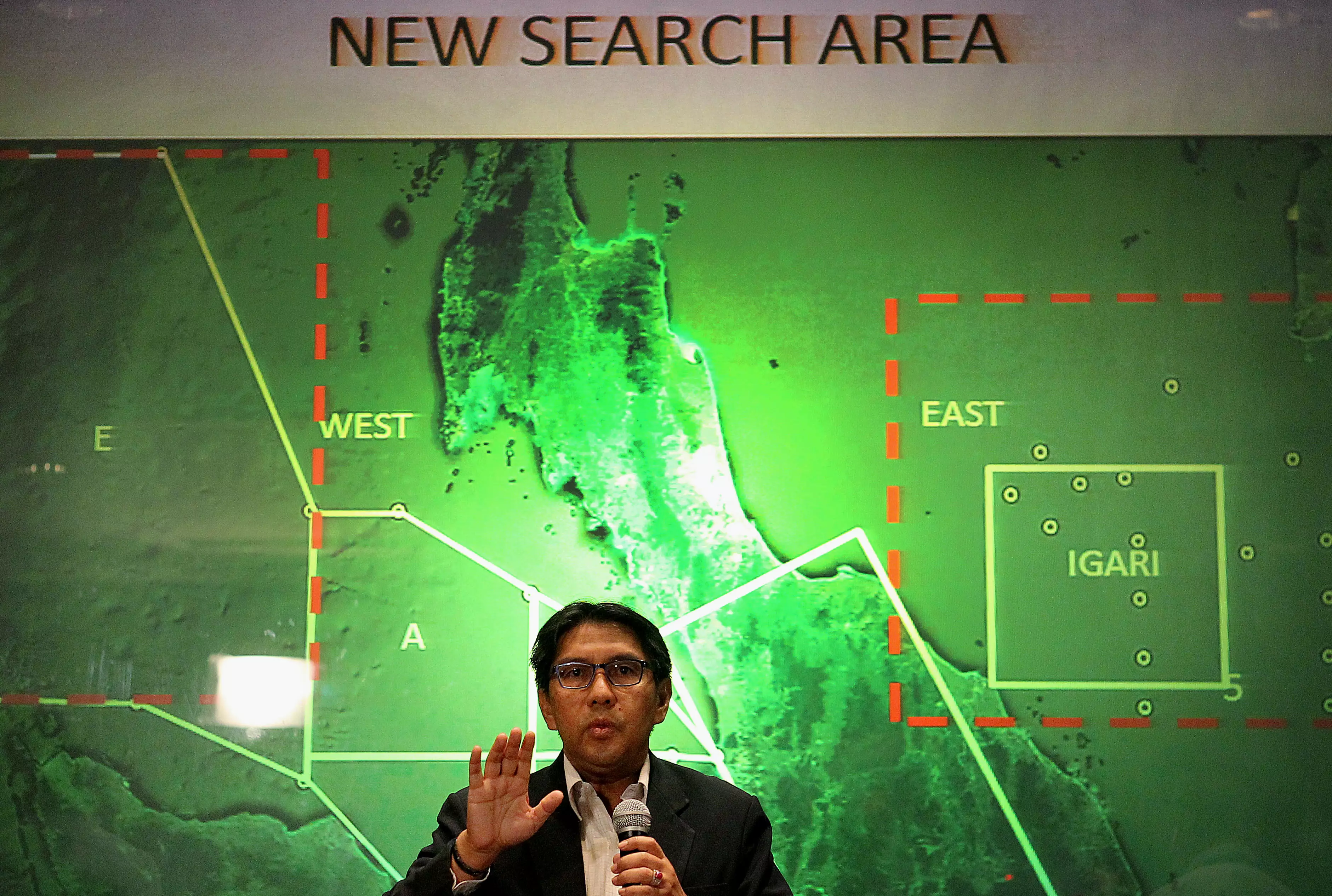 ראש מנהל התעופה האזרחית, אזהרודין עבדול רחמן, מציג את אזורי החיפוש