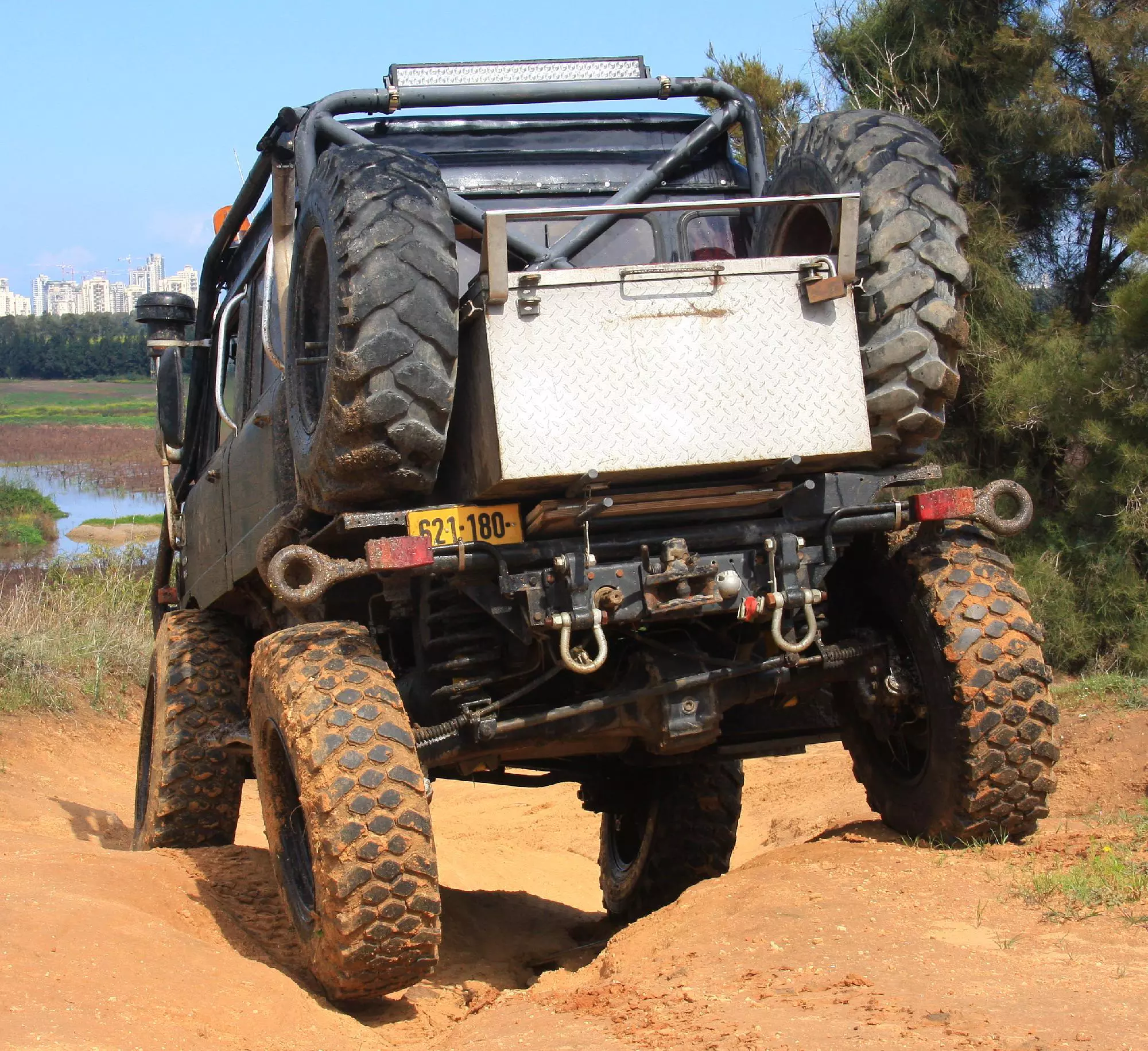 במונחים של יונימוג, ה-406 של אלון הוא 'משקל זבוב'; גם עם ארגז כלים מלא ושני צמיגים רזרביים, הוא מנופף בגלגליו בעליזות רבה