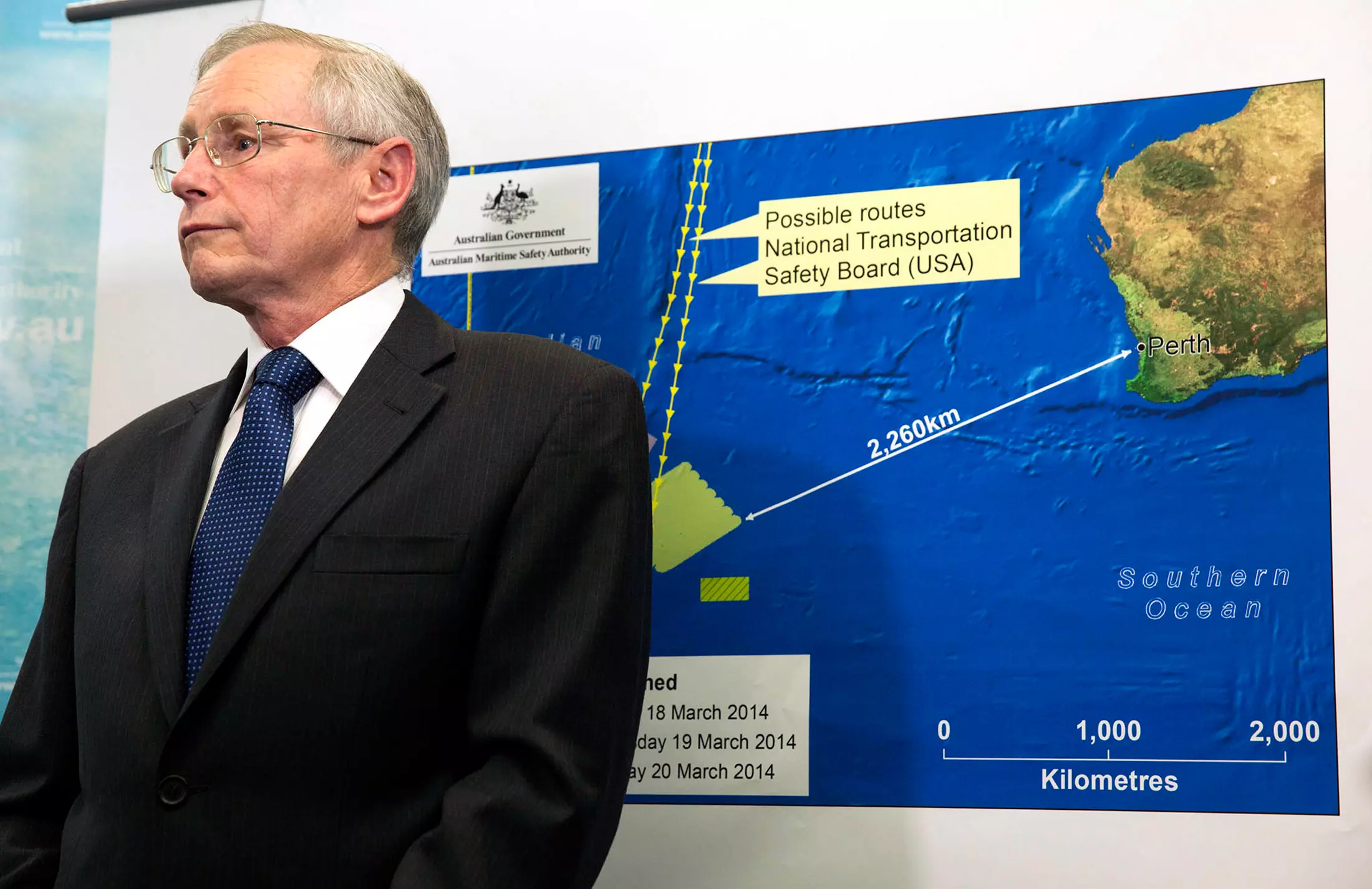 ג'ון יאנג מהרשות לבטיחות ימית של אוסטרליה מודיע על הממצאים החדשים, אתמול בקנברה