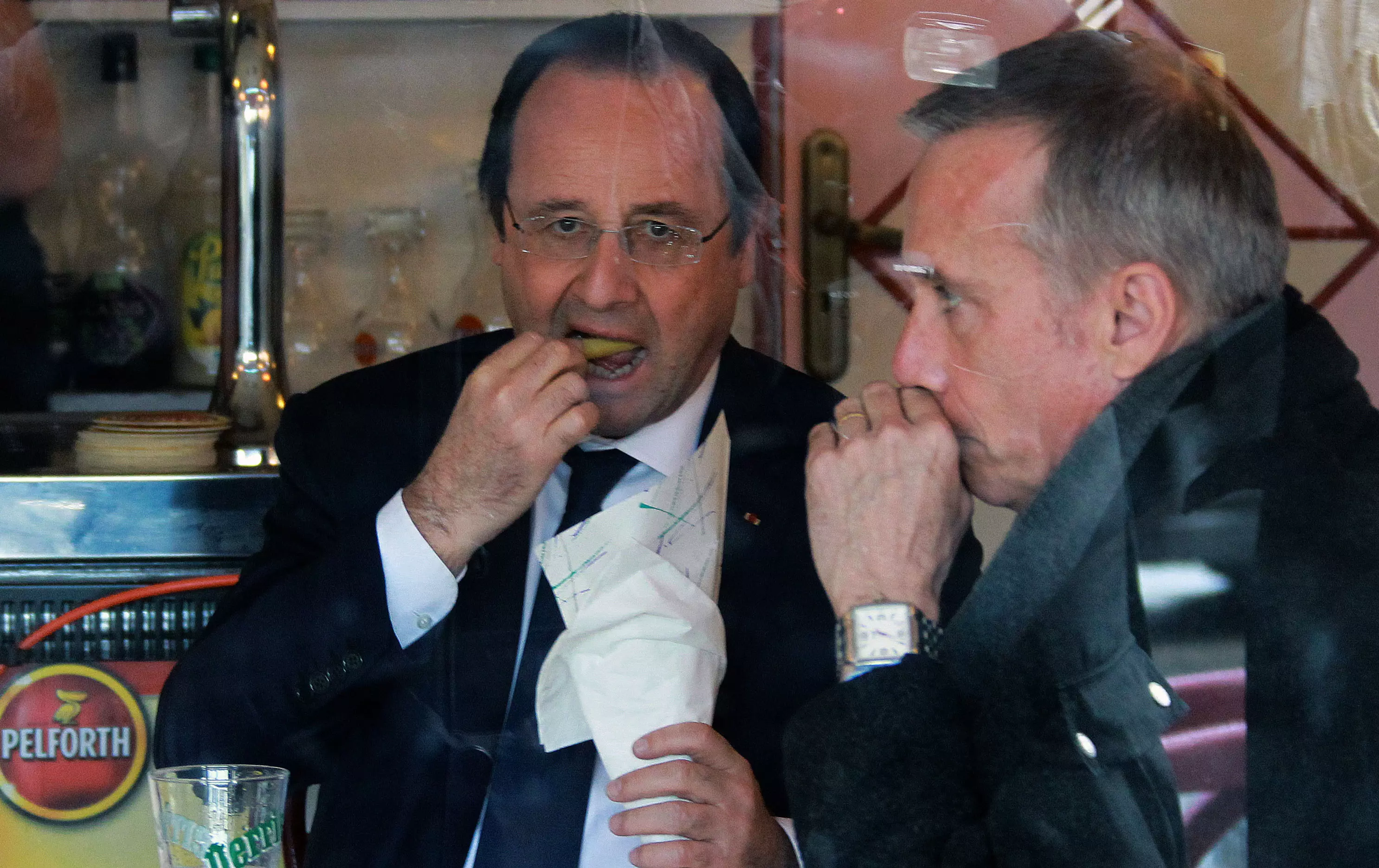 הנשיא פרנסואה הולנד אוכל צ'יפס אחרי שהצביע בעיר טול