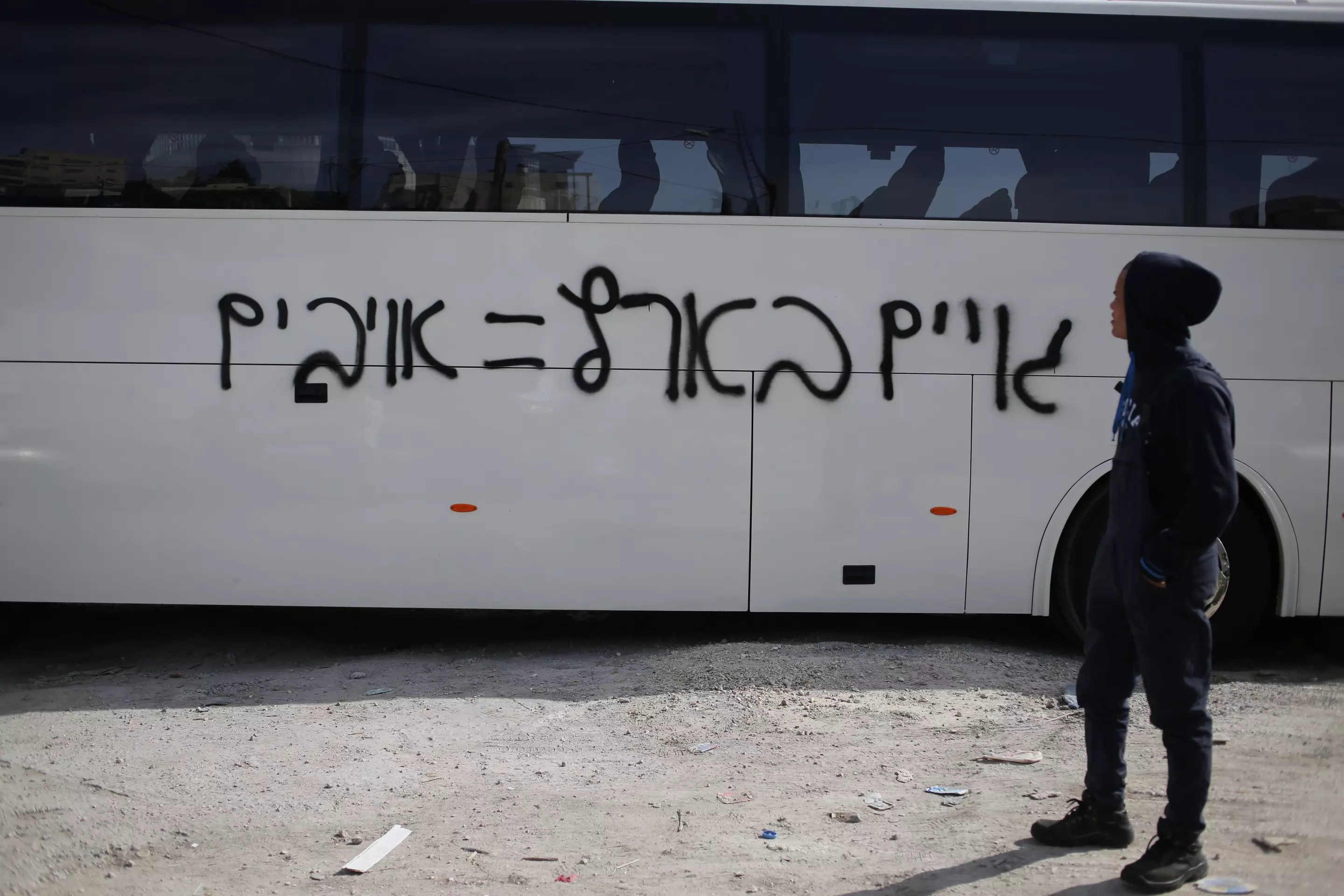"זה לא טרור". כתובת נאצה על אוטובוס בבית חנינא במזרח ירושלים