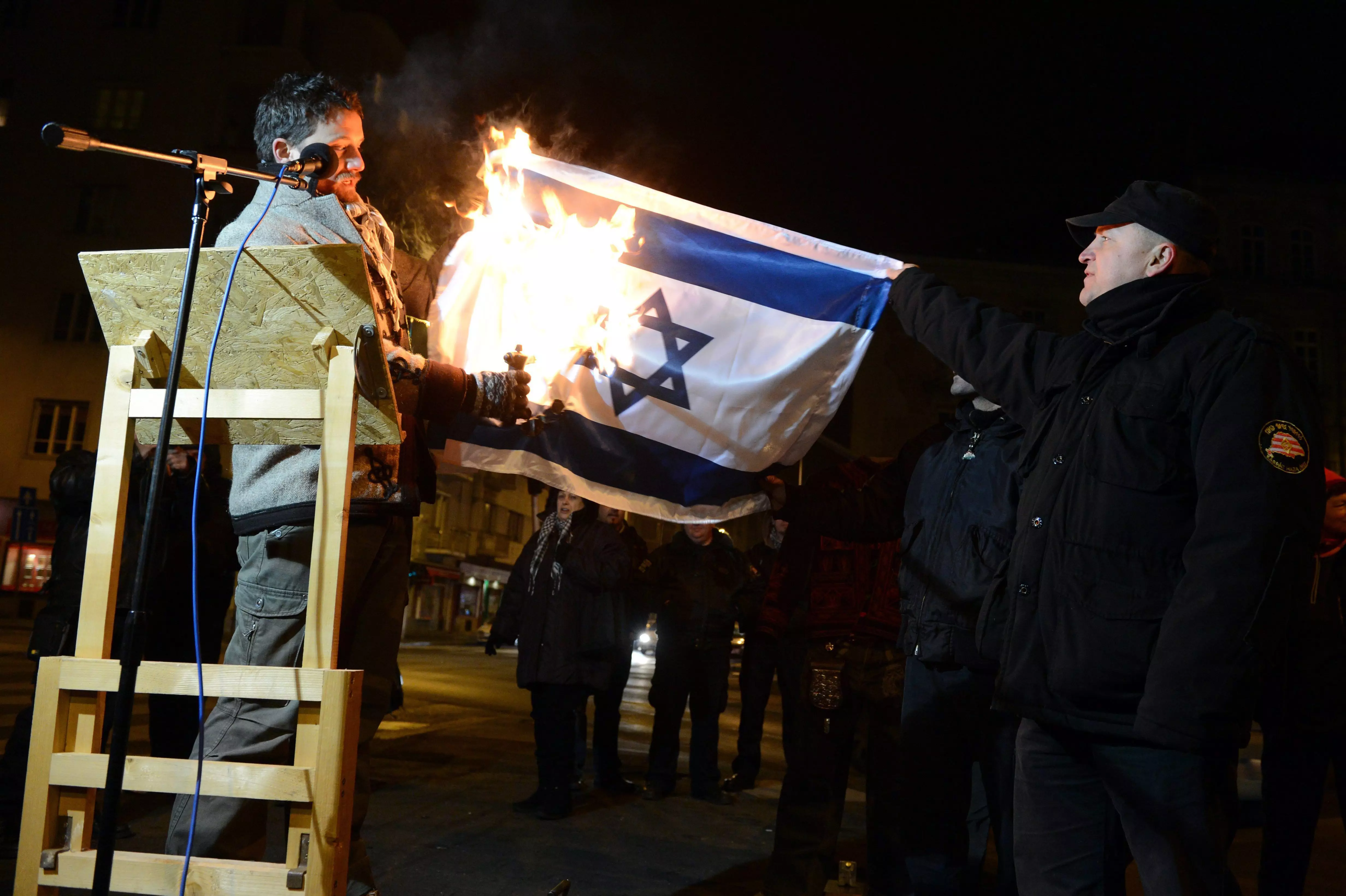 "המון יהודים כבר אינם מתביישים ביהדותם". פעיל "יוביק" מצית דגל ישראל