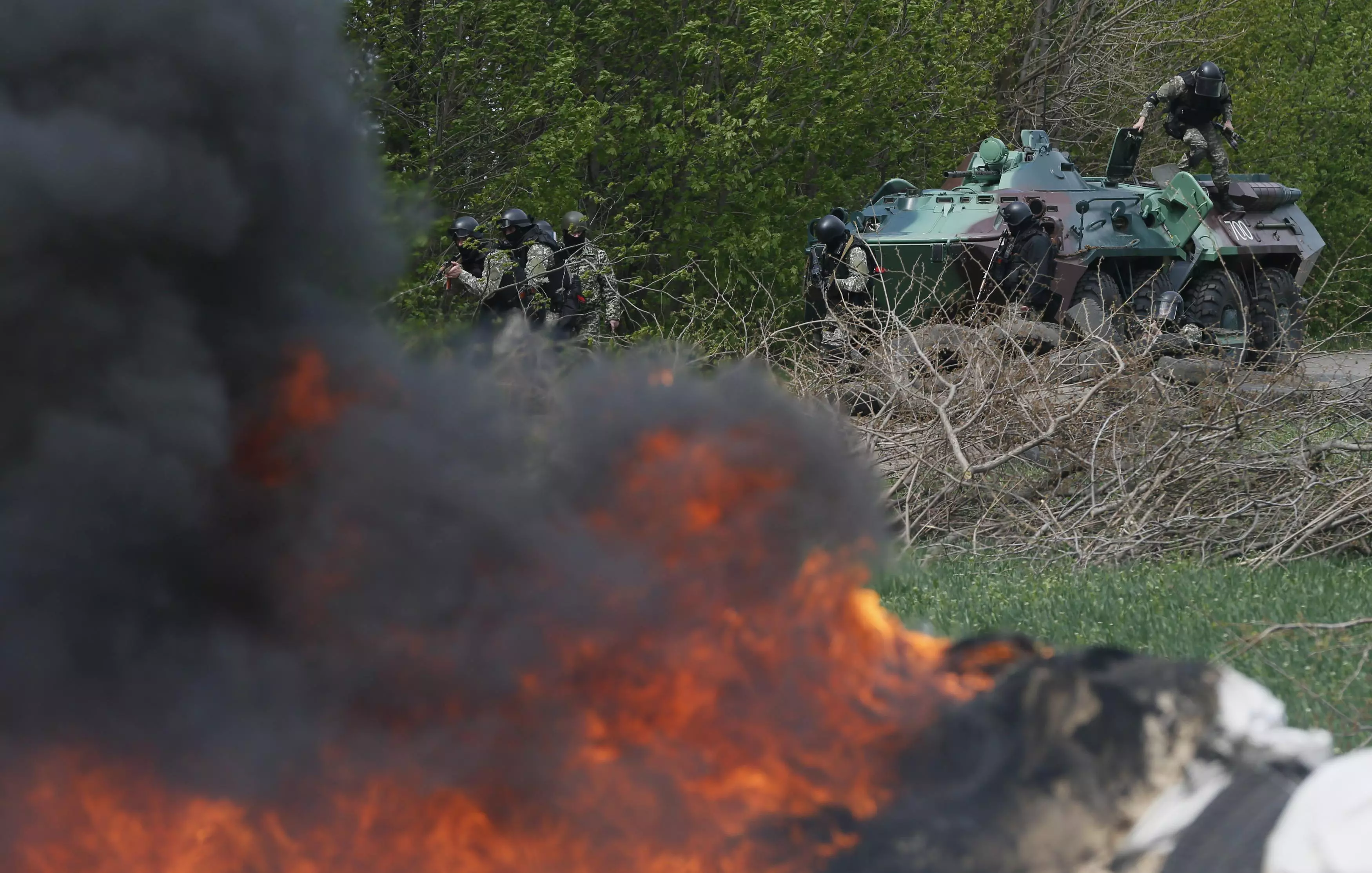 מחסום של צבא אוקראינה שהוצת הבוקר ליד סלוביאנסק