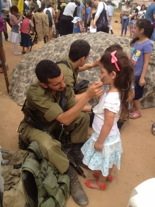 מאות ילדים חגגו היום עם חיילי צה"ל בשדרות